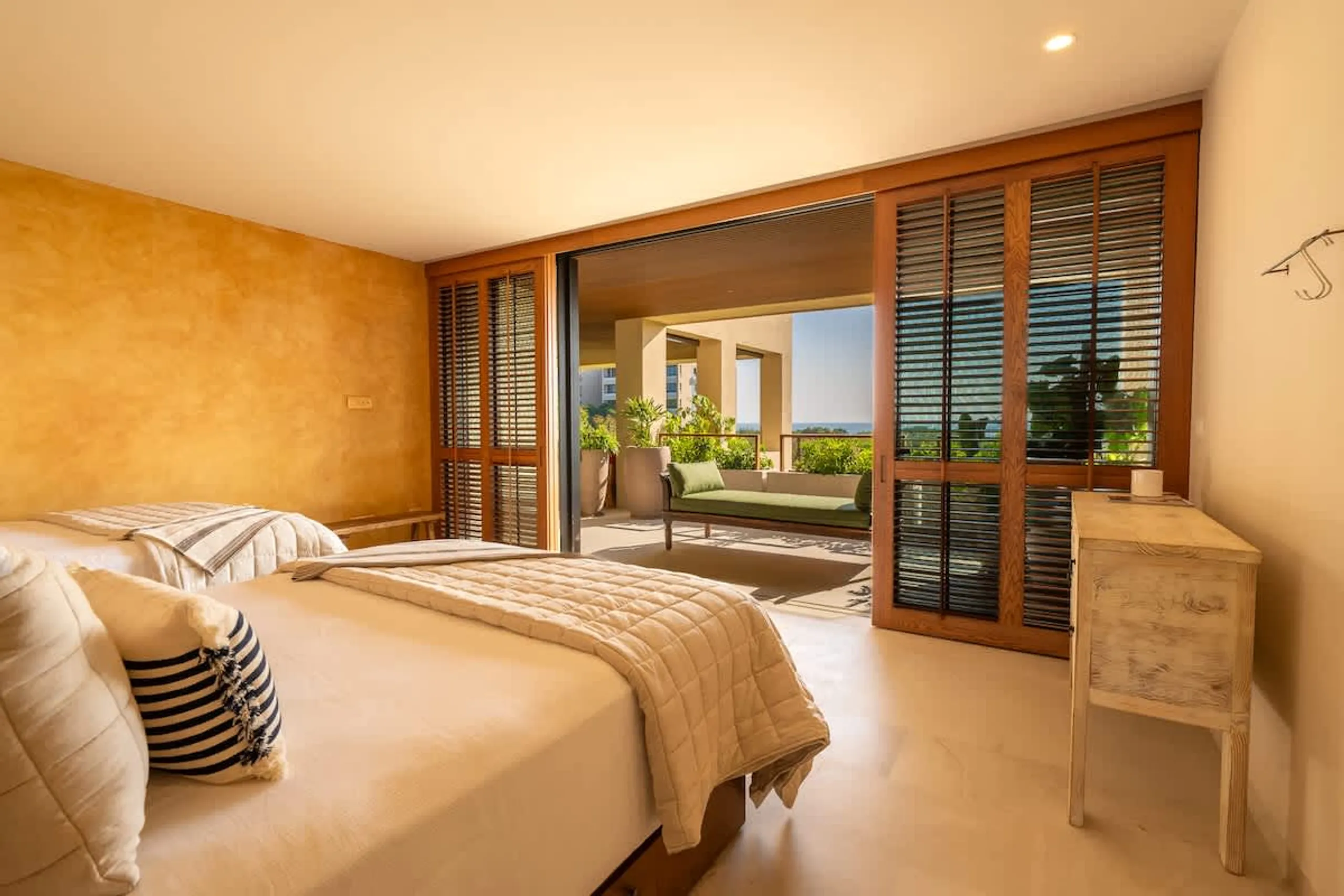 Airy and Spacius Contemporary Villa with Pool and Premier Golf Access — photograph 6