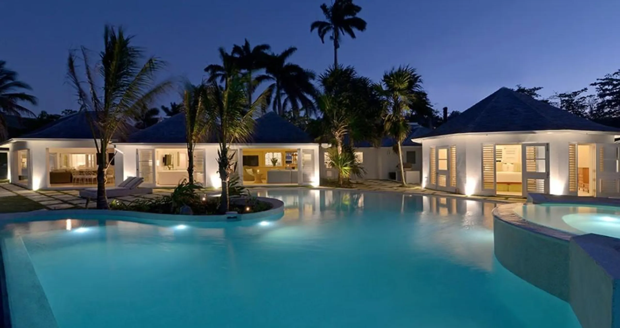Chic Seafront Retreat in Sandy Bay with Private Pool and Panoramic Ocean Views — photograph 6