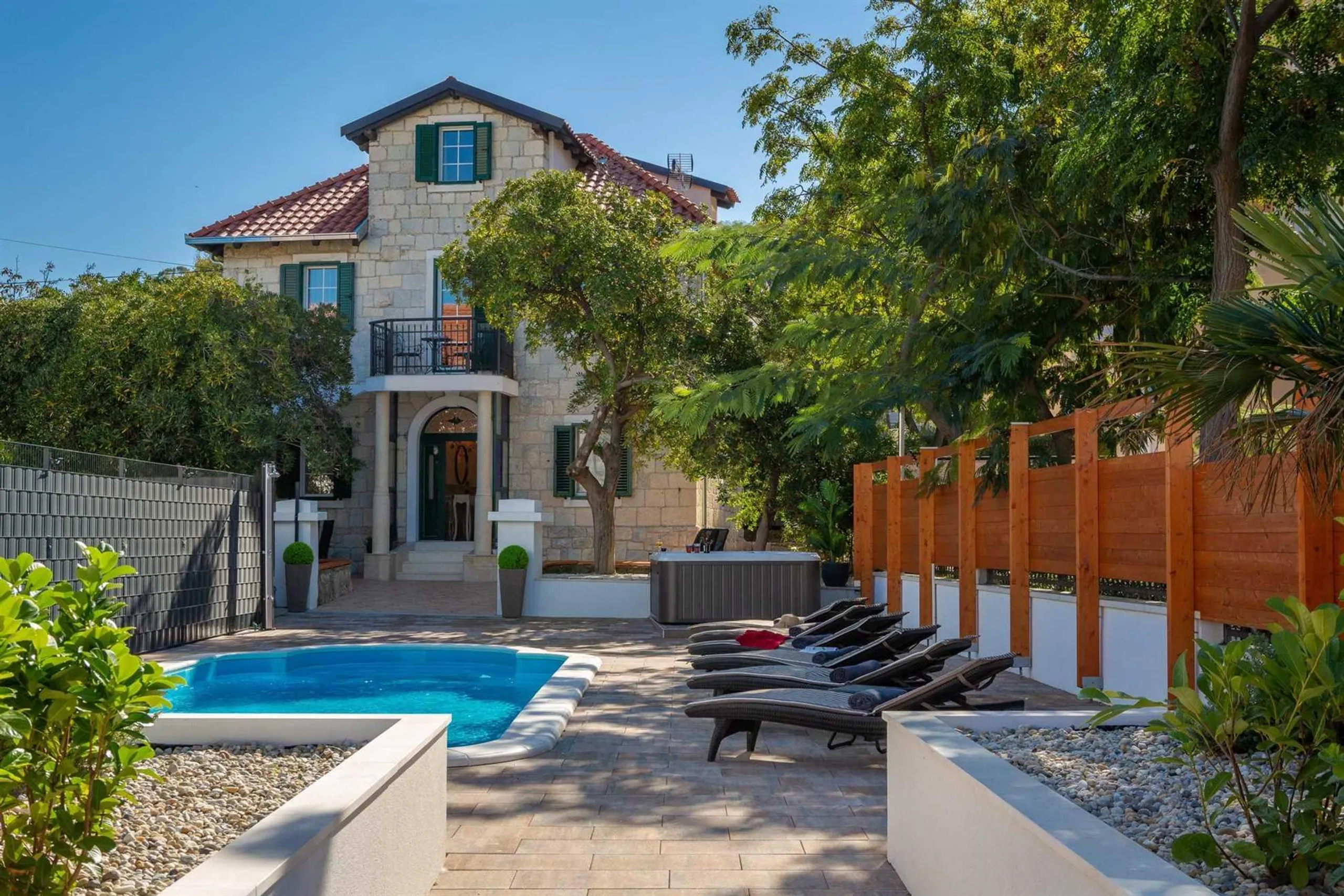 Traditional Luxury Villa with Private Swimming Pool, Sauna and Sea Views — photograph 2