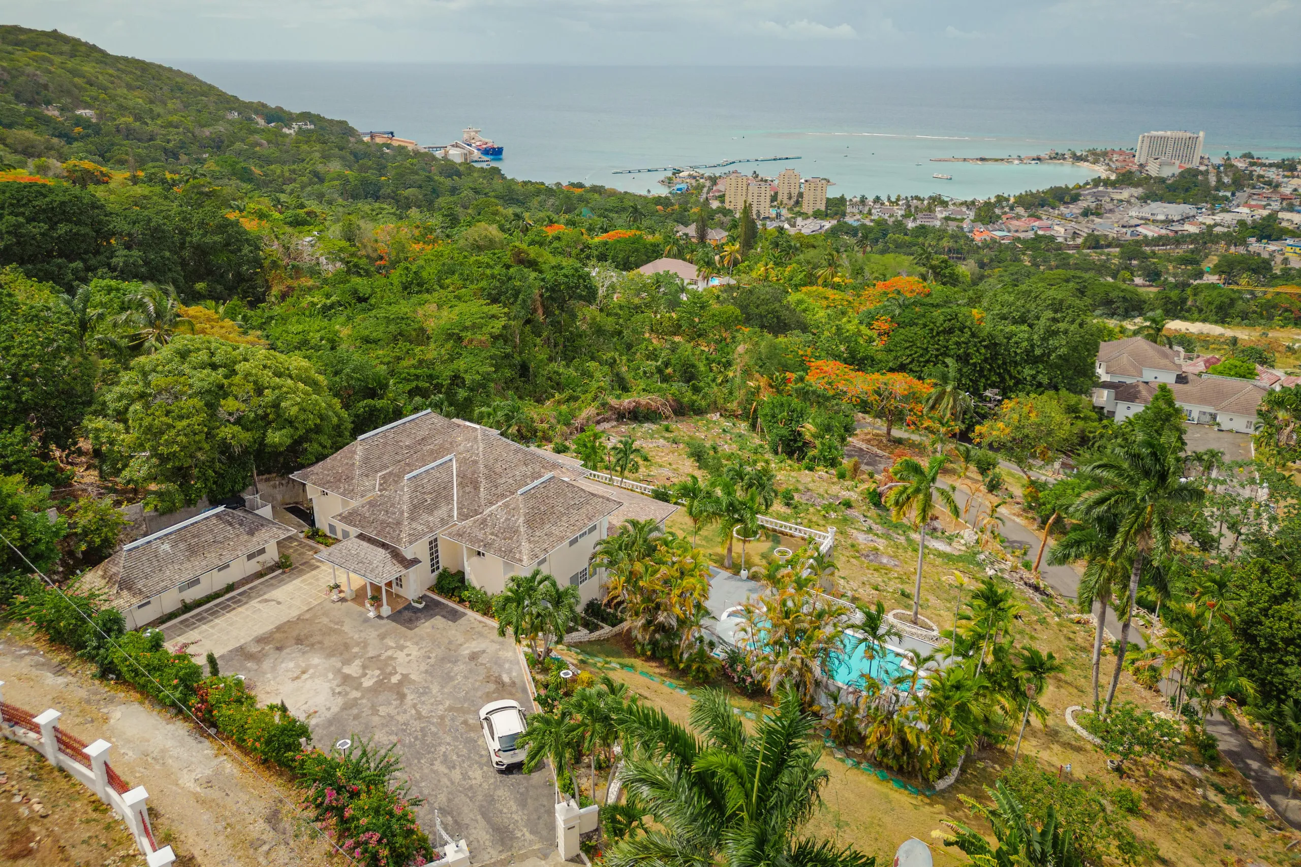 Glorious Villa with Private Pool and Overlooking View of Ocho Rios and the Sea — photograph 4