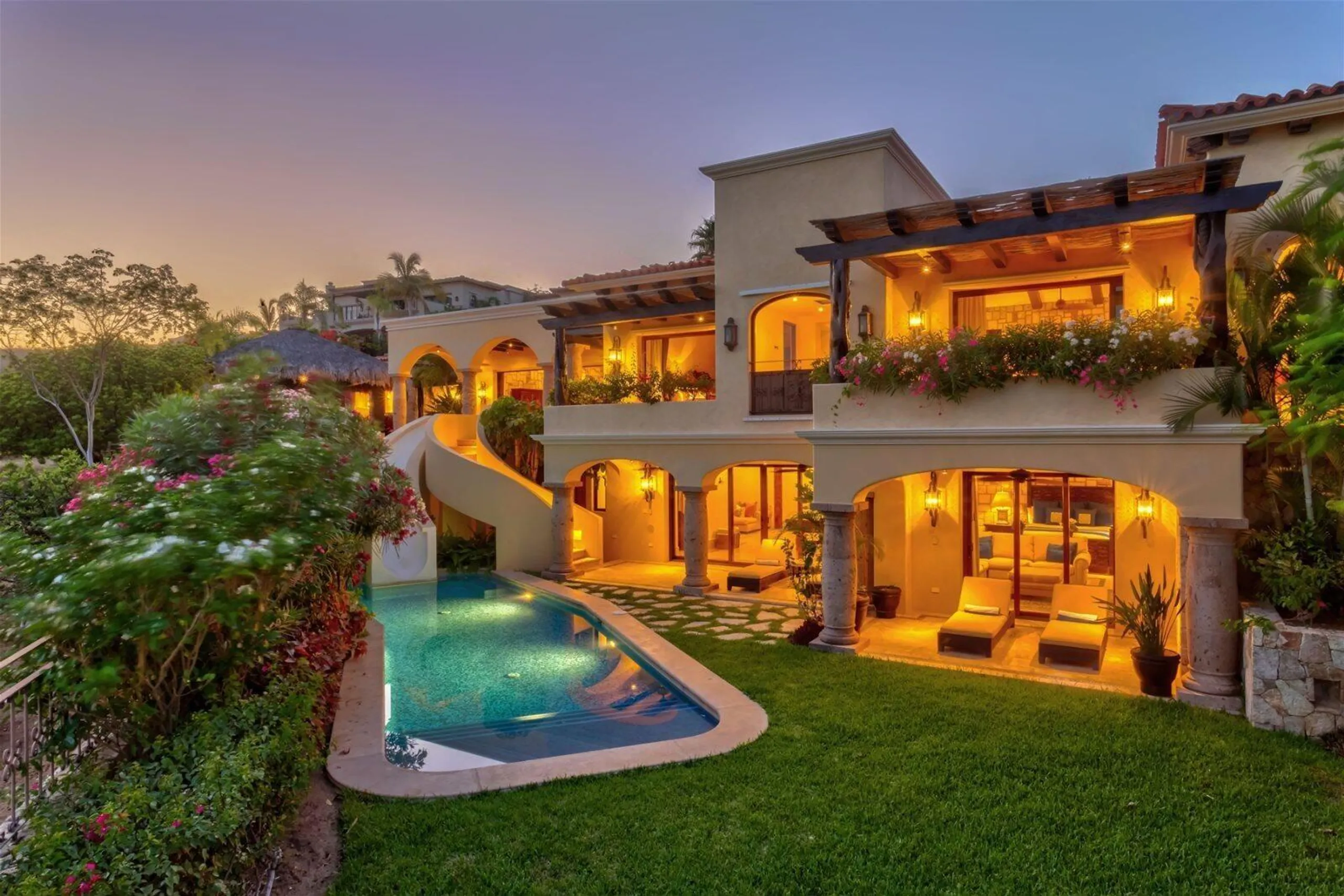 Majestic View Estate with Infinity Pool overlooking the 12th Hole Golf Course — photograph 2