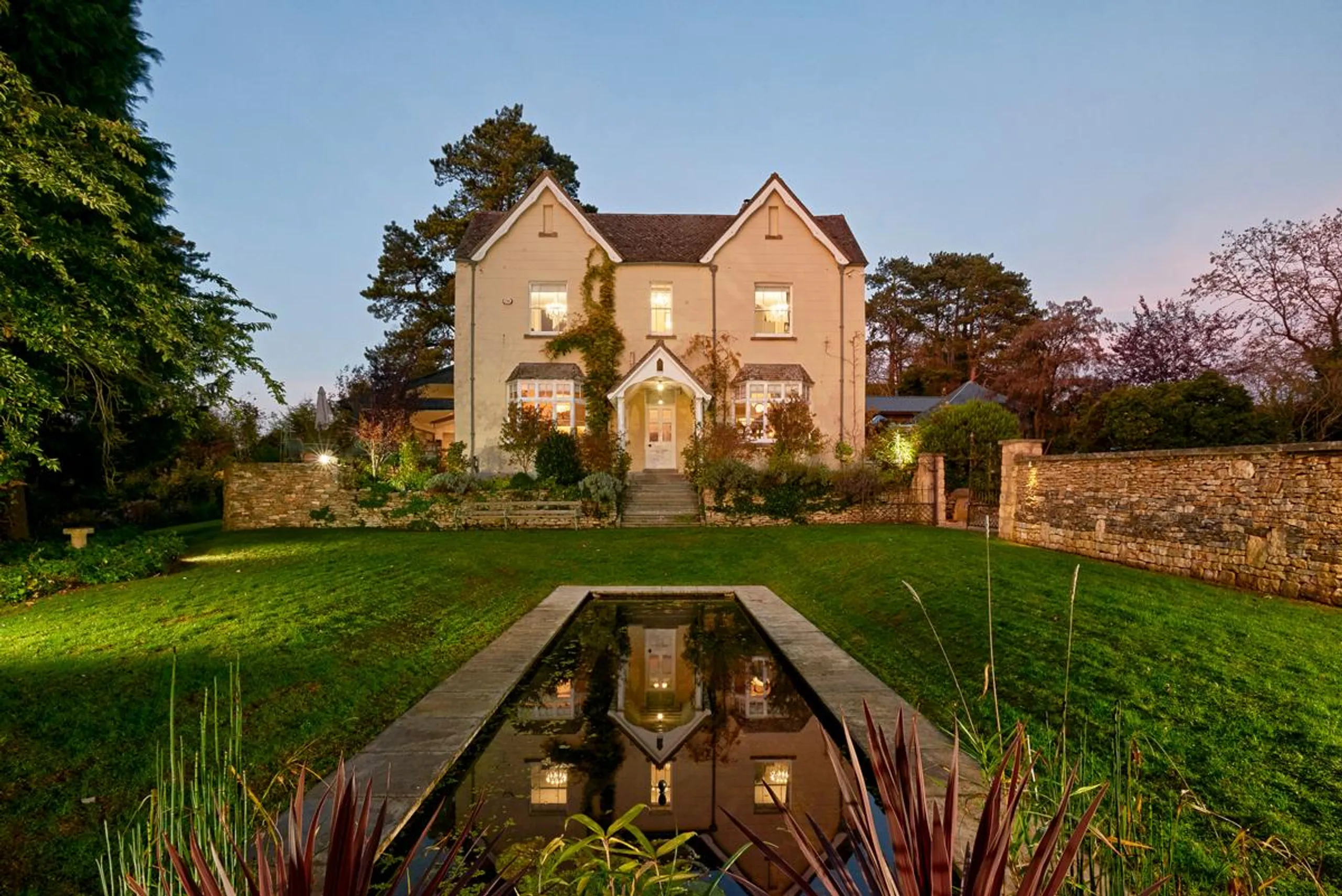 Indulgent  Villa with Private Pool and Overlooking Painswick Hillside — photograph 2