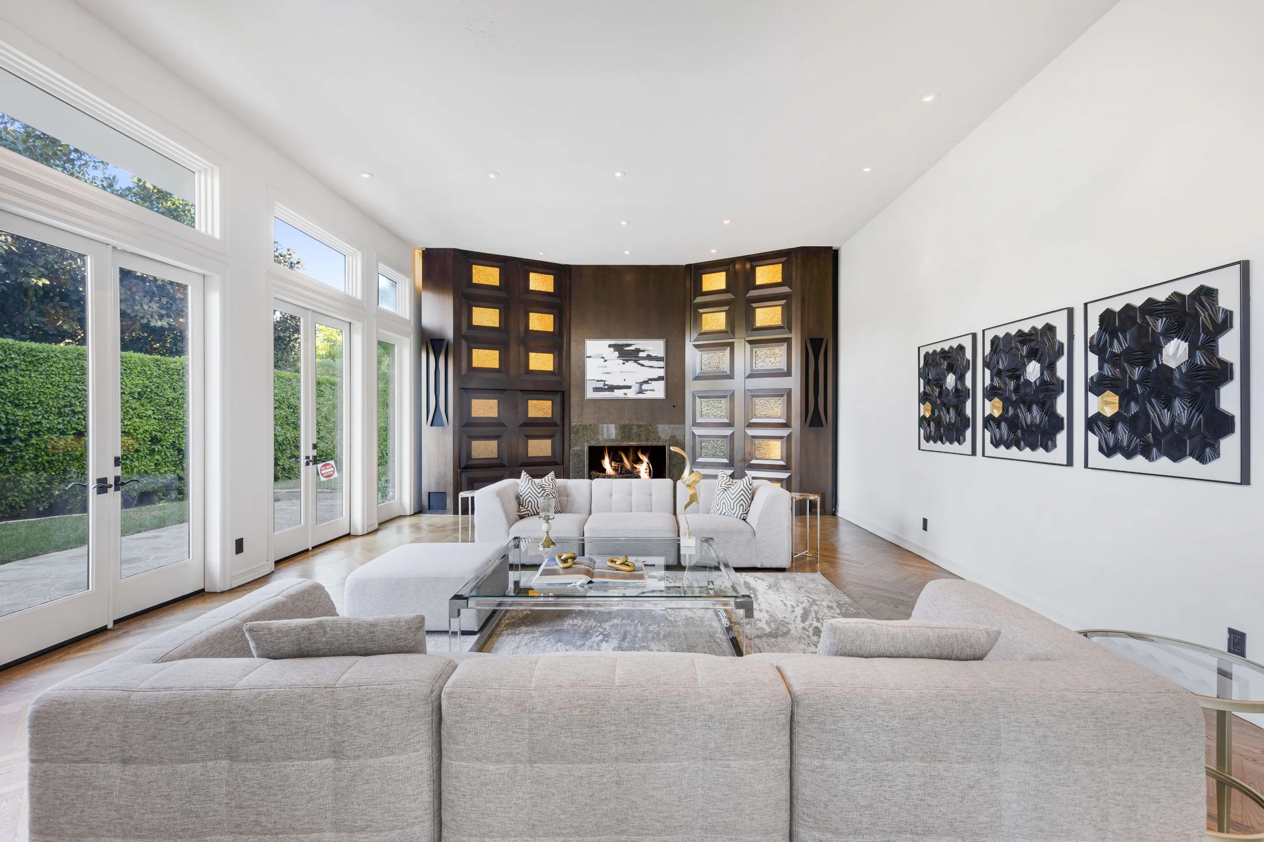 Refined Style Contemporary Estate with Private Pool, Sauna, and Tennis Court — photograph 7