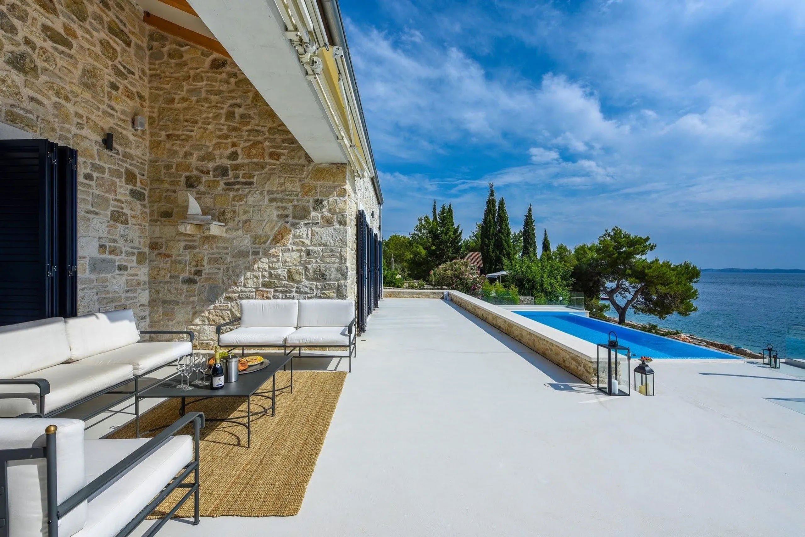 Plush and Inviting 5 Bedroom Villa with Private Infinity Pool and Sea Views — photograph 3