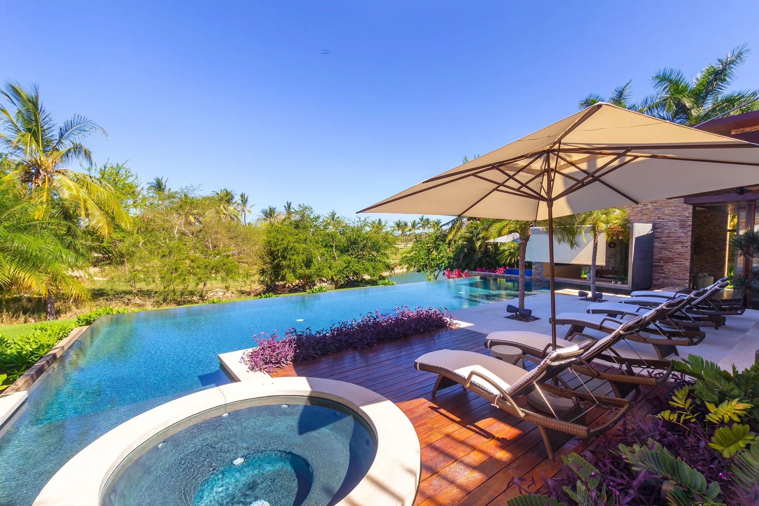 Gorgeous Lagos Del Mar Estate with Grand Infinity Pool and Incredible Views — photograph 4