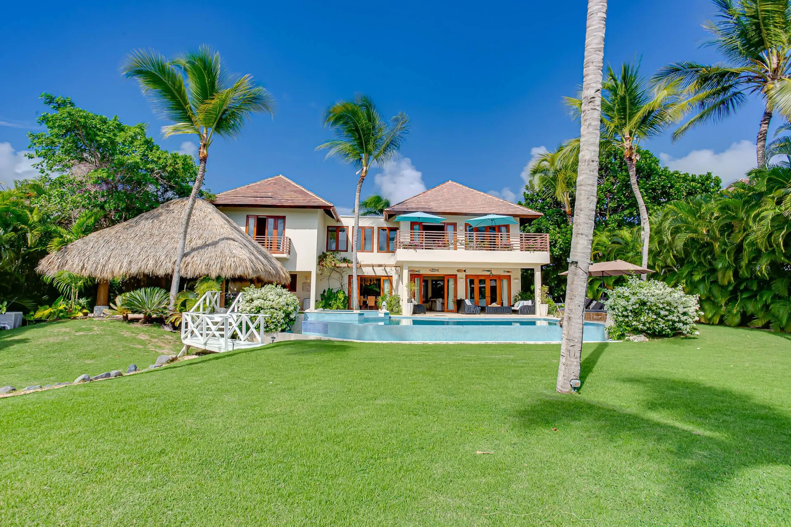 Immaculate White 5-Bedroom Villa in Punta Cana with Private Pool — photograph 3