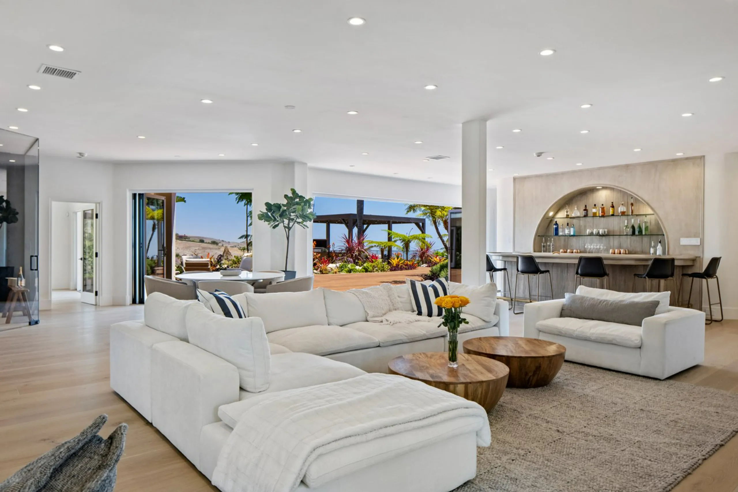 Regal Resort-Style Estate with Outstanding Amenities — photograph 7