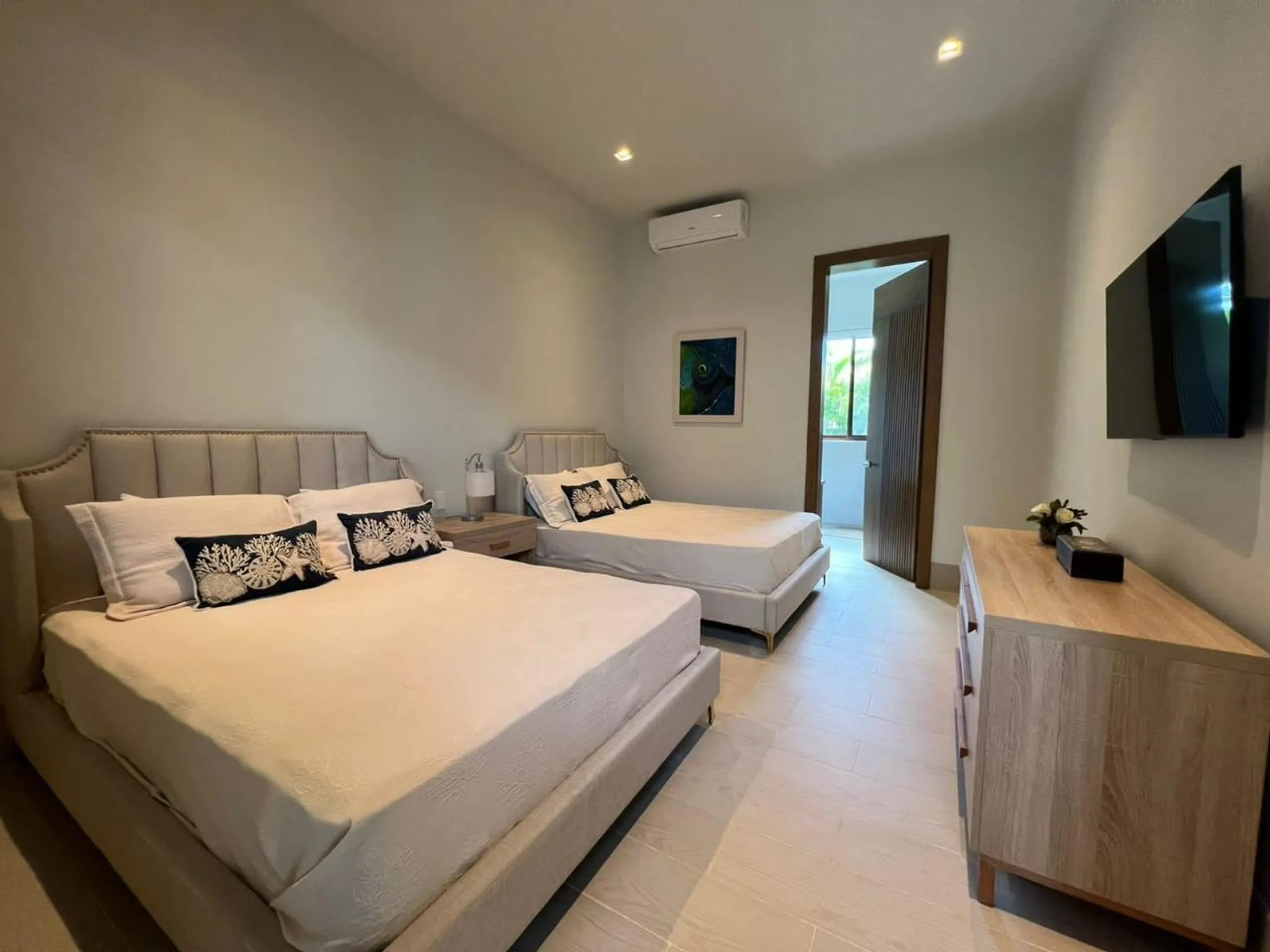 Captivating Villa with Private Pool and  Golf Course Views — photograph 10