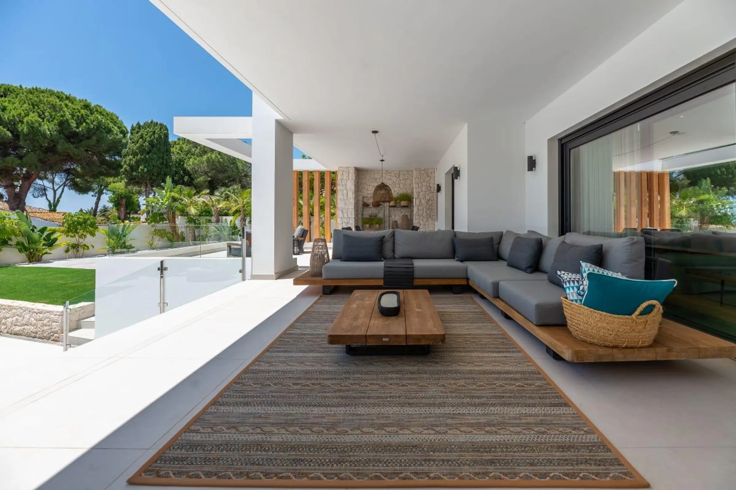 Contemporary Modern Estate with Private Pool and Breathtaking Panoramic Views — photograph 3