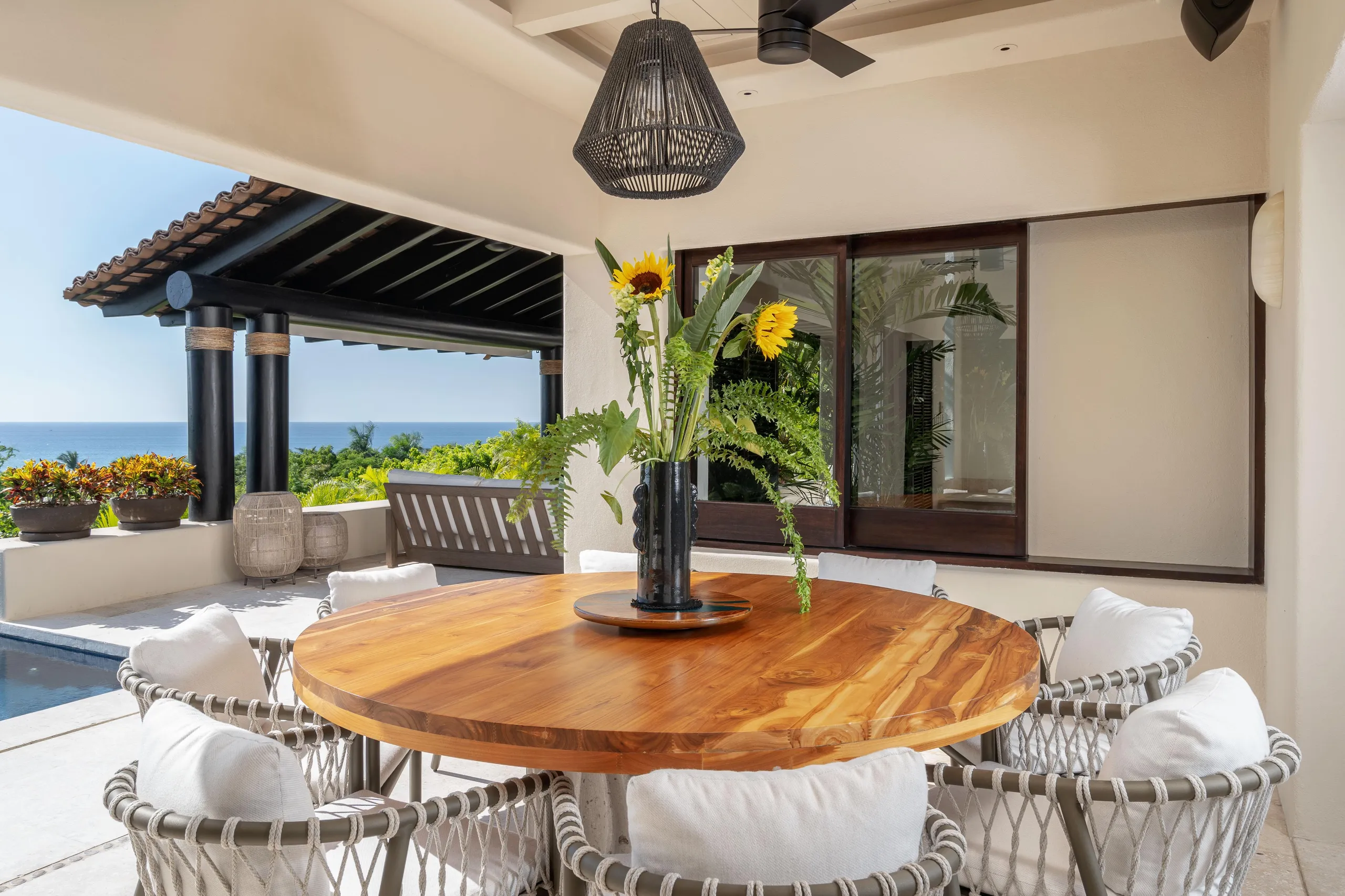 Pristine Resort Villa with Infinity Pool and Sweeping Ocean Views — photograph 3