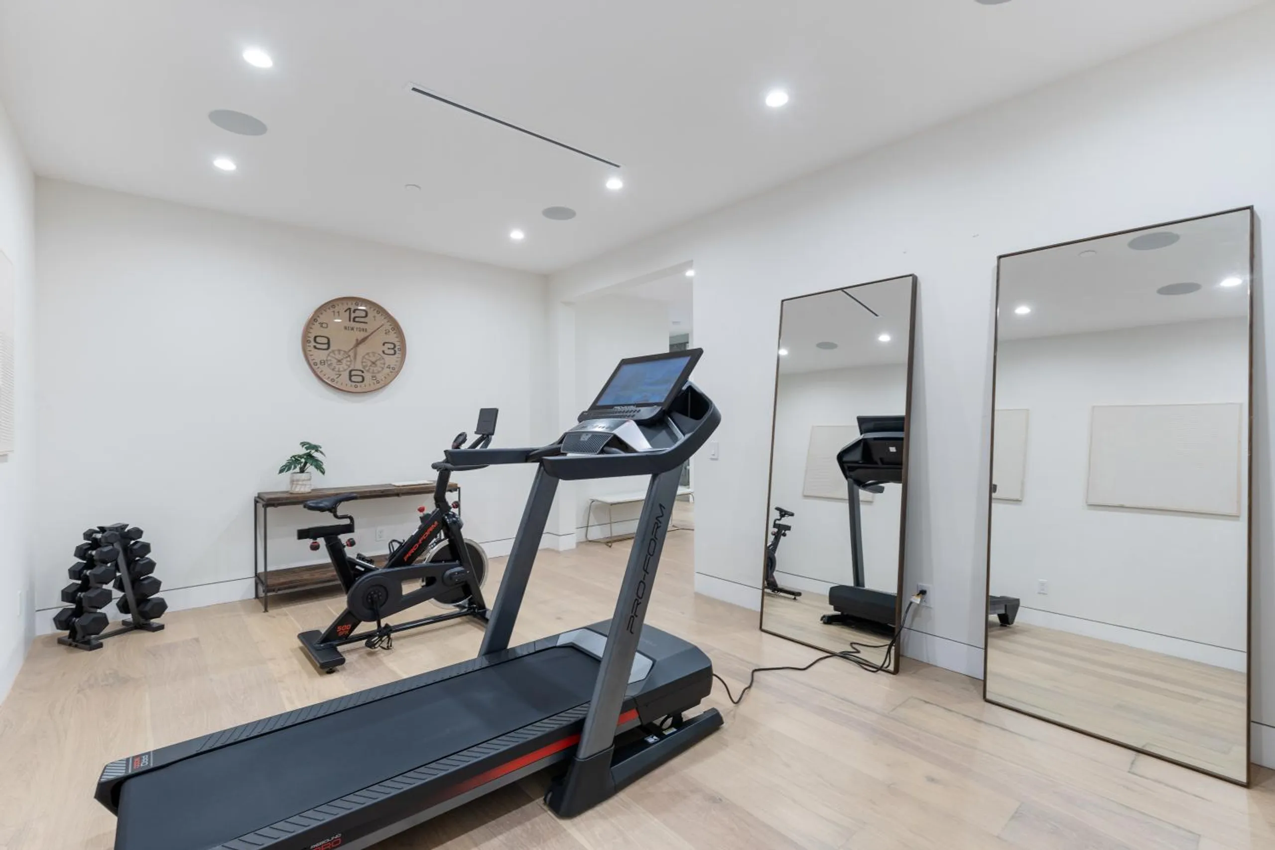 Exquisite Hollywood Villa with Invigorating Pool and Fitness Room — photograph 6
