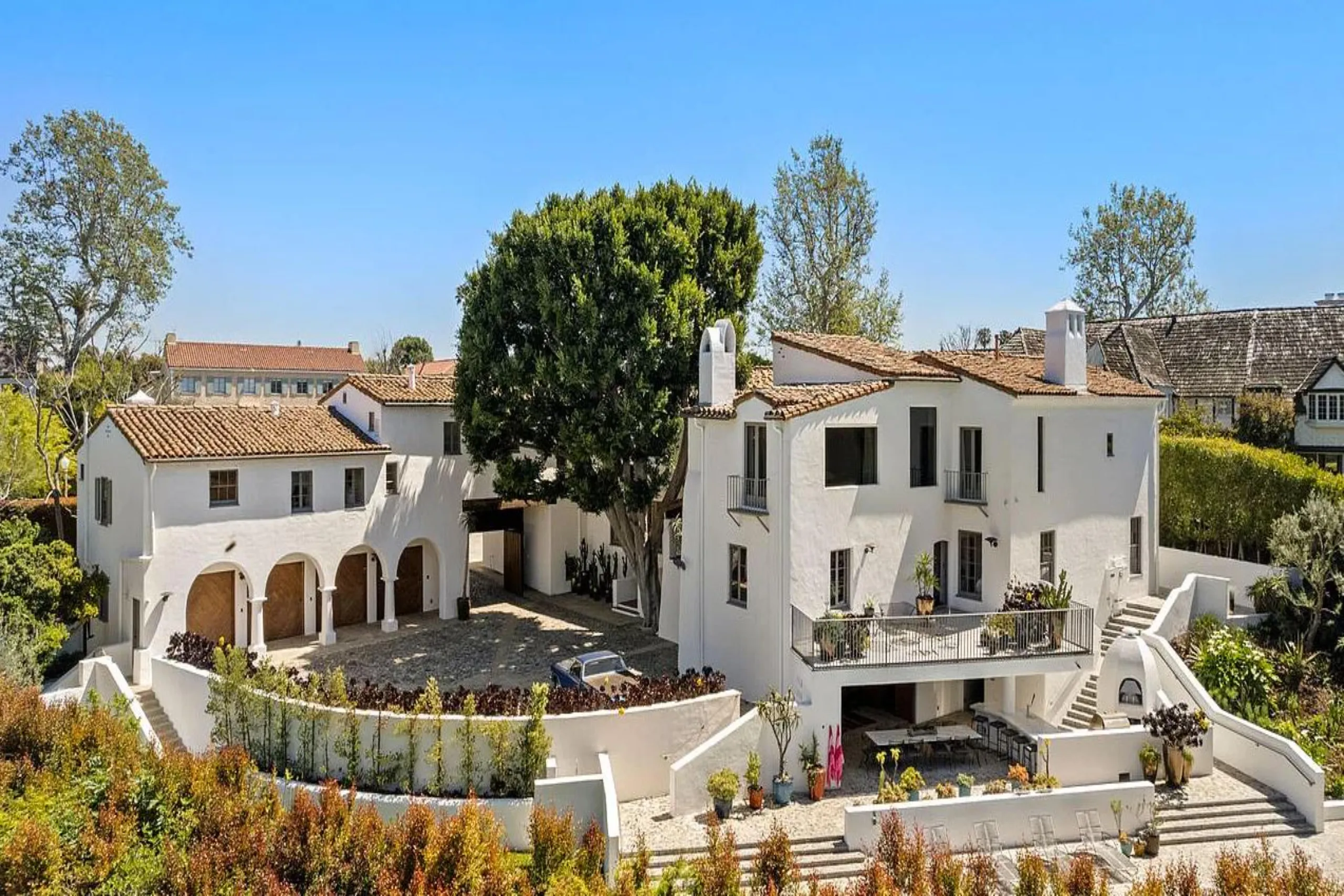 Pristine Modern Holly Wood Hills Estate with private pool — photograph 2