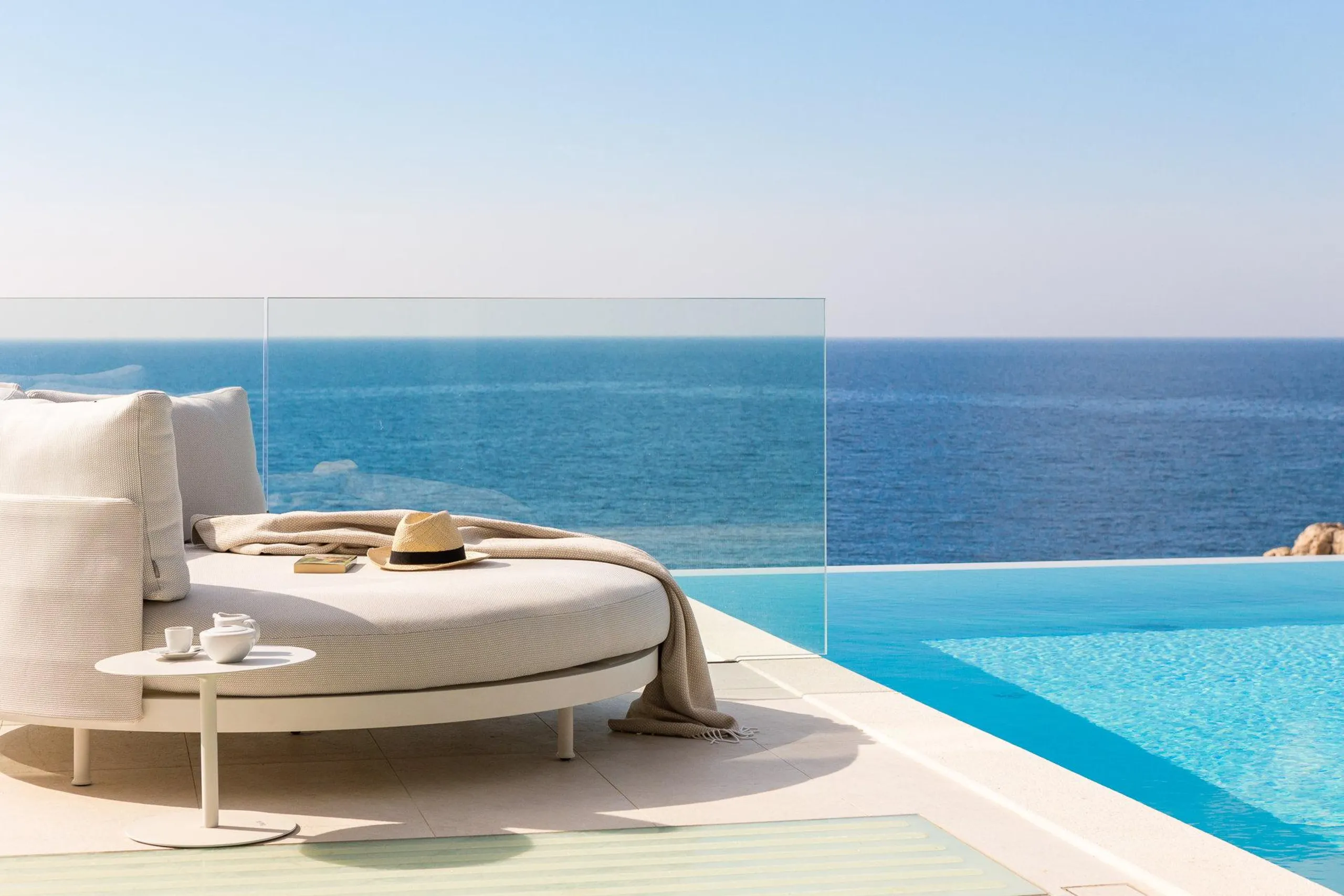 Lavish 5BR Villa with Heated Pool and Captivating Sea Views — photograph 7