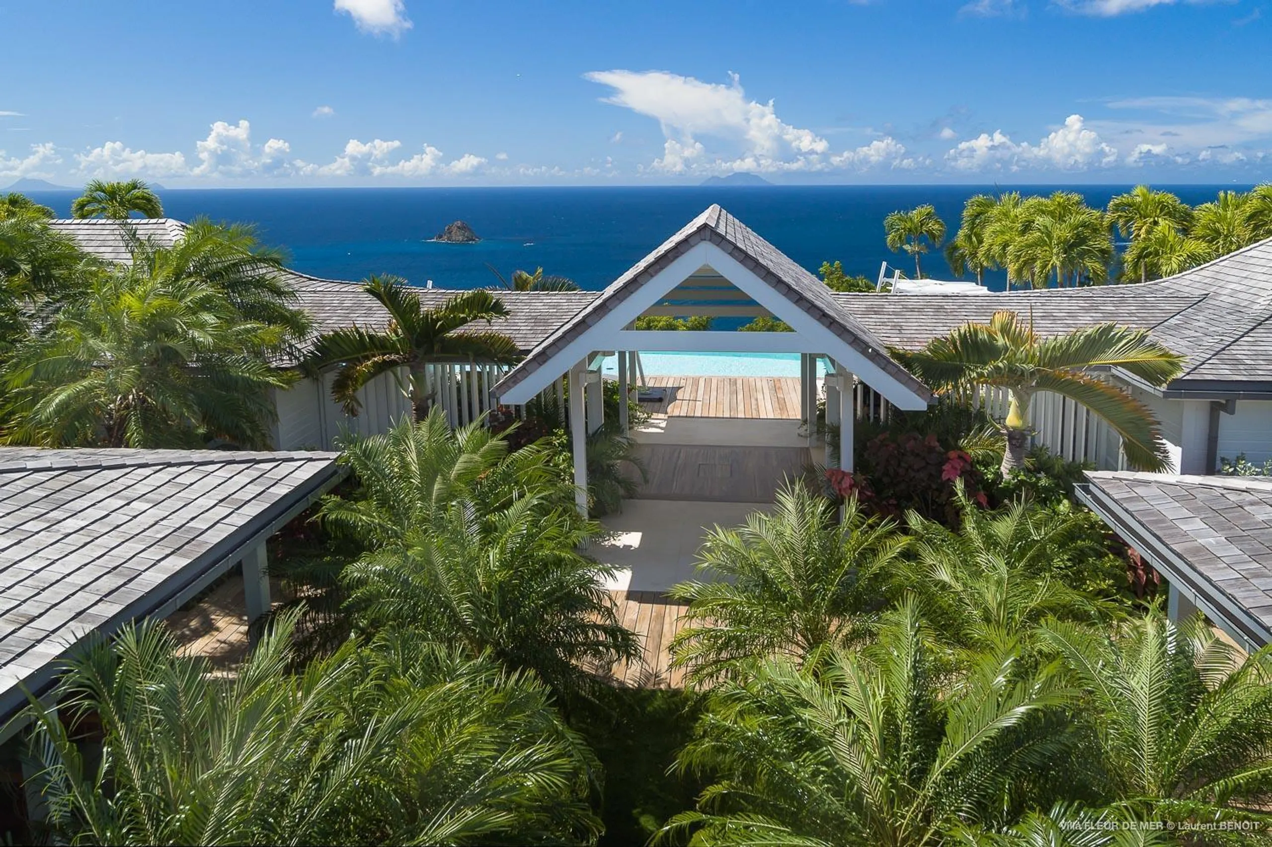 Stunning Oceanside Estate with Infinity Pool and Incredible Views — photograph 7