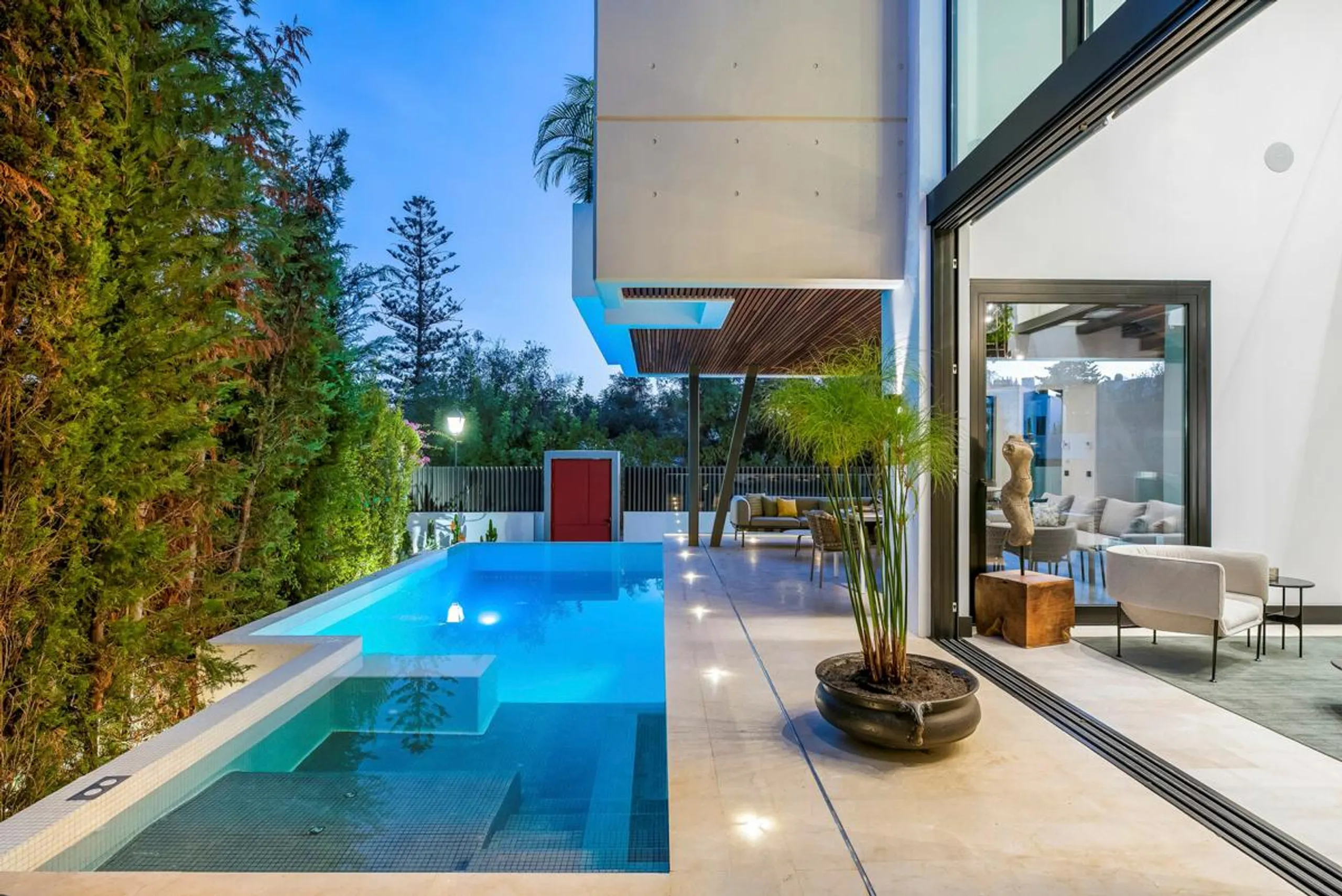 Opulent Modern Villa with Infinity Pool, Rooftop Terrace, and Stunning Views in Marbella — photograph 2