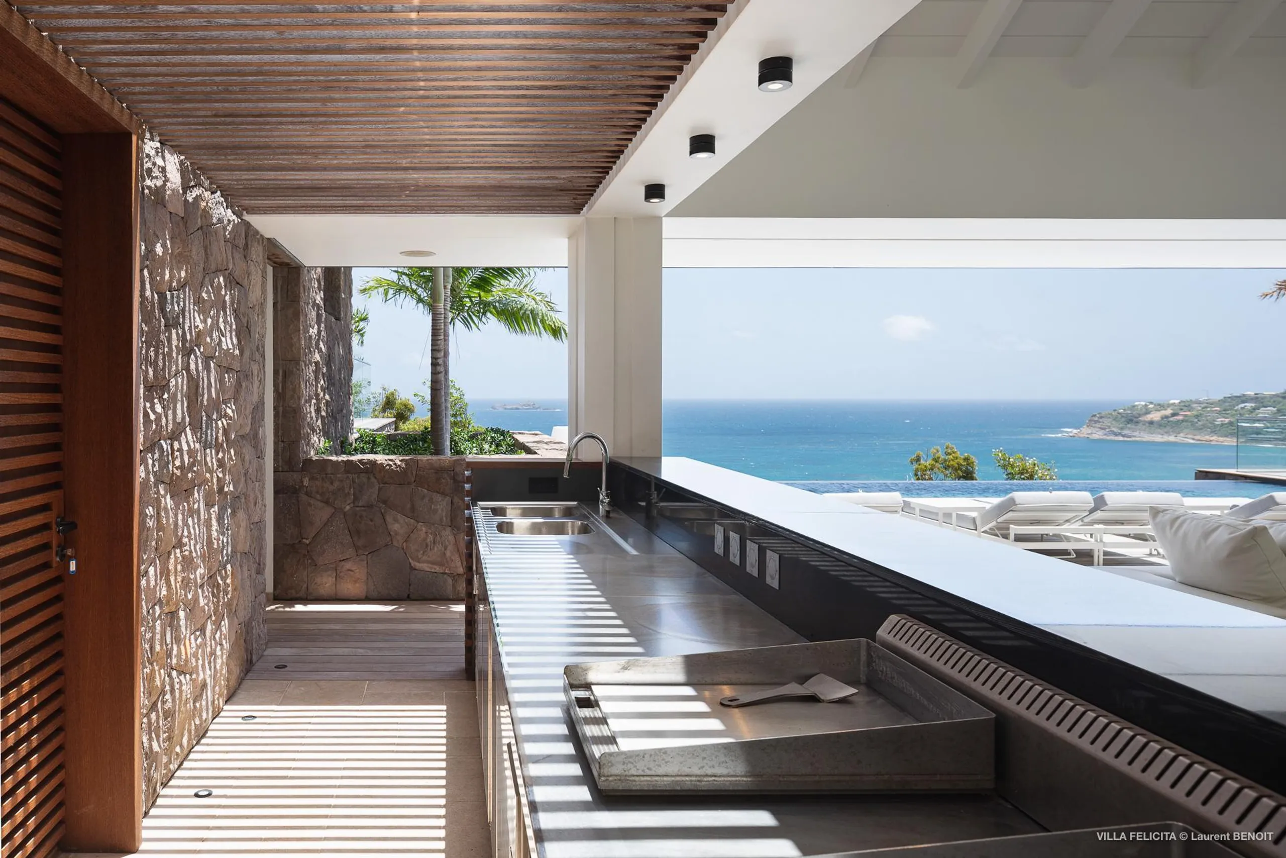 Opulent Paradise Villa with Infinity Pool, Fitness Room and Movie Theater — photograph 10