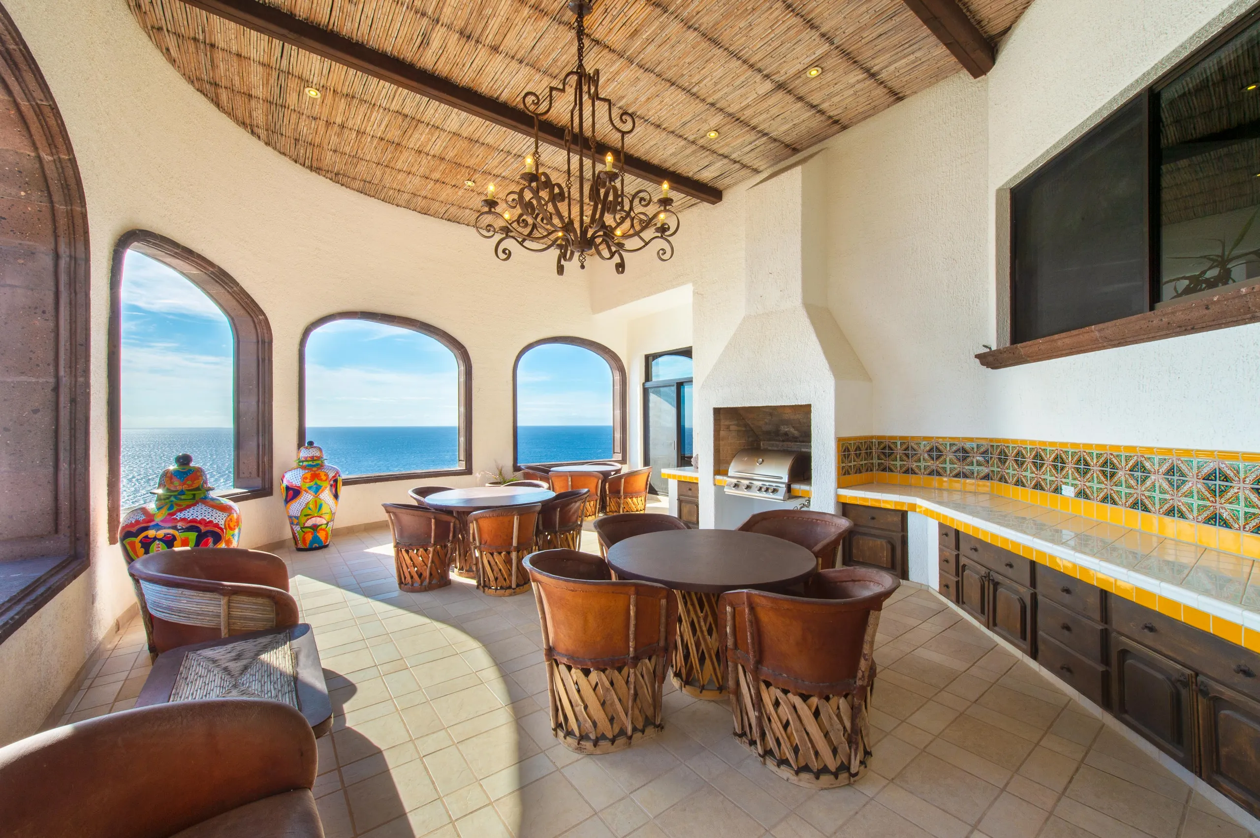 Grandiose Pedregal Villa with Pool and Majestic Views — photograph 11