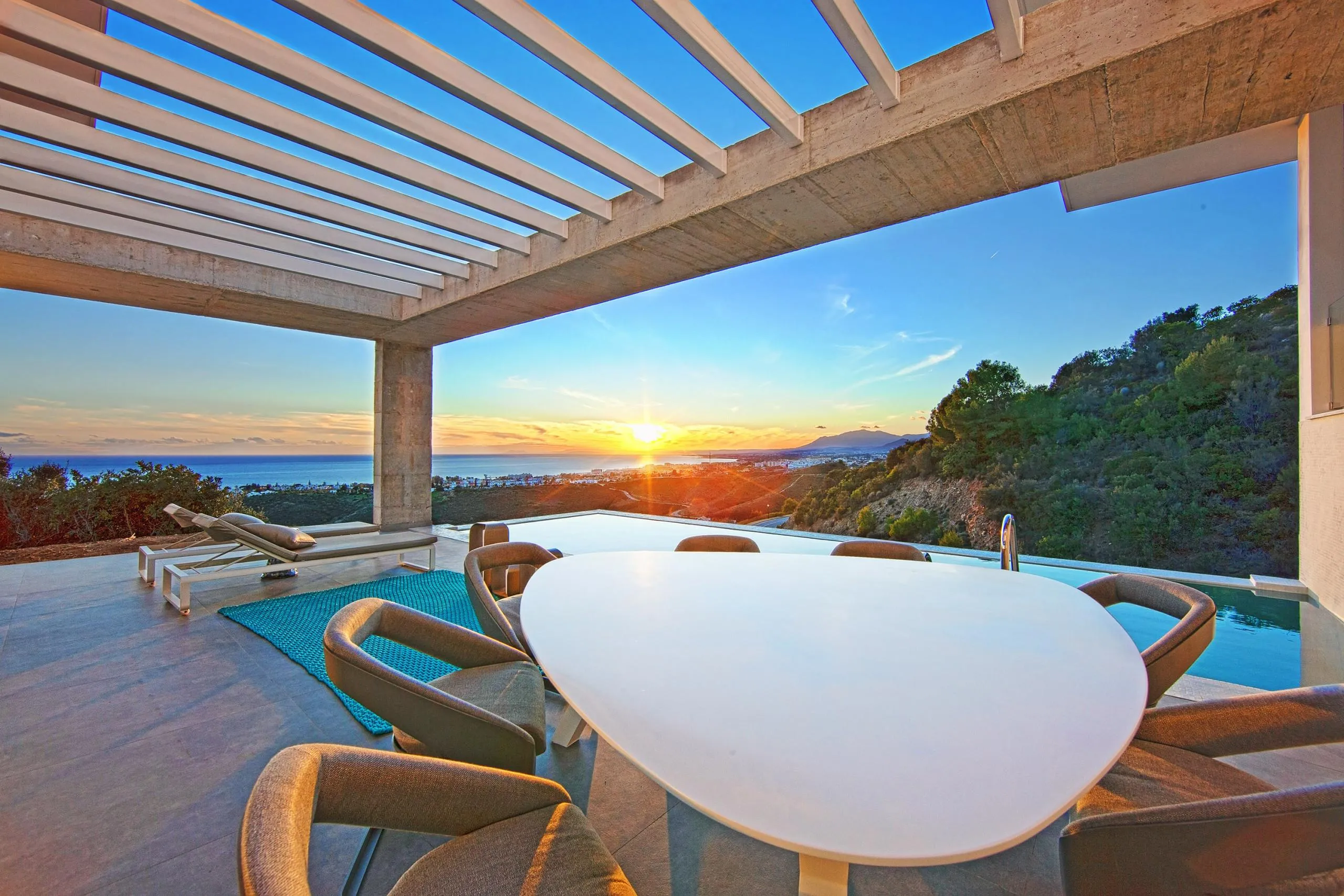 Breathtaking Panoramic View Pool Compound with Infinity Pool — photograph 3