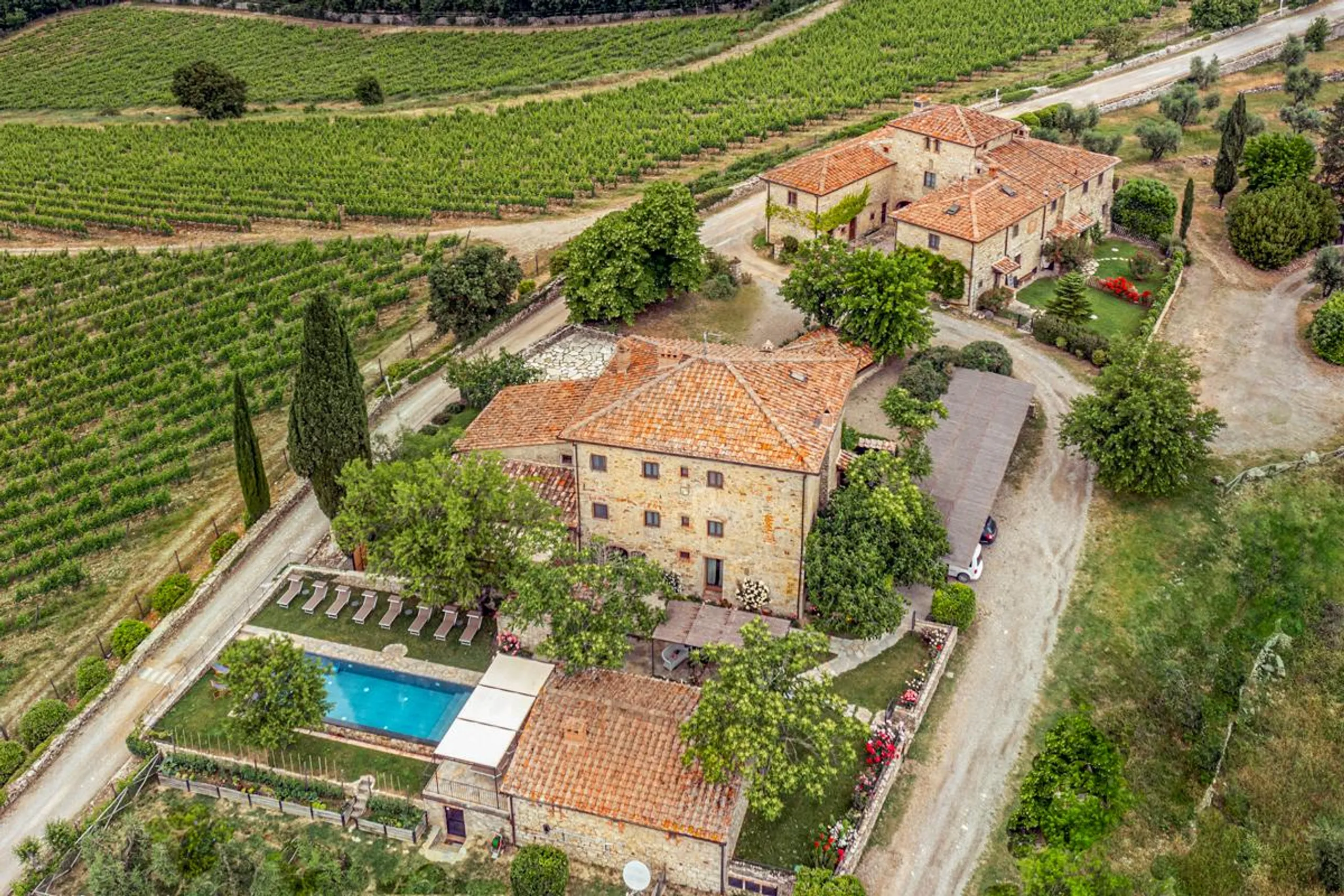 Stunning Tuscan Villa with Pool & Spa on Historic 800-Acre Chianti Estate — photograph 5