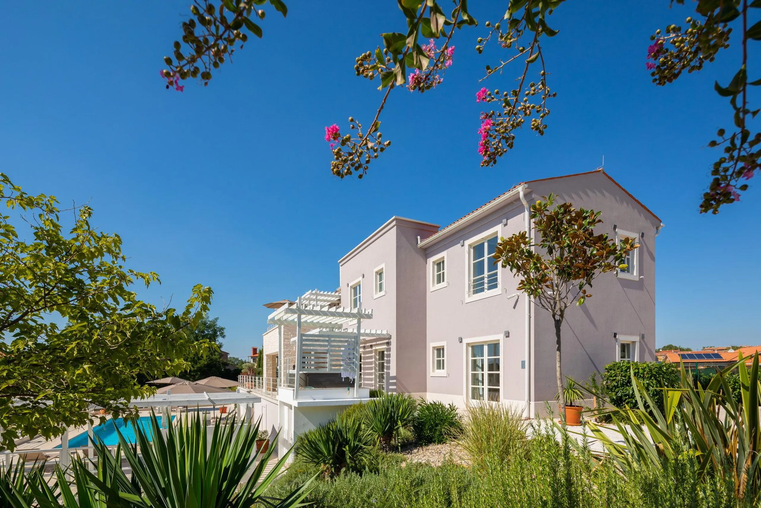 Awe-inspiring Private Complex with 3 Pools for Large Groups in Istria's Countryside — photograph 9