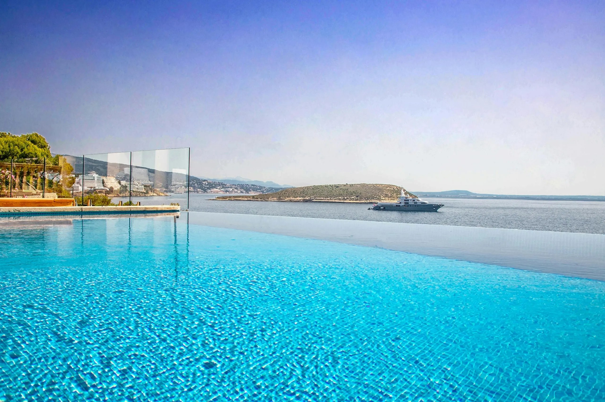 Breathtaking Oceanfront Villa in Mallorca with Infinity Pool and Jacuzzi — photograph 5