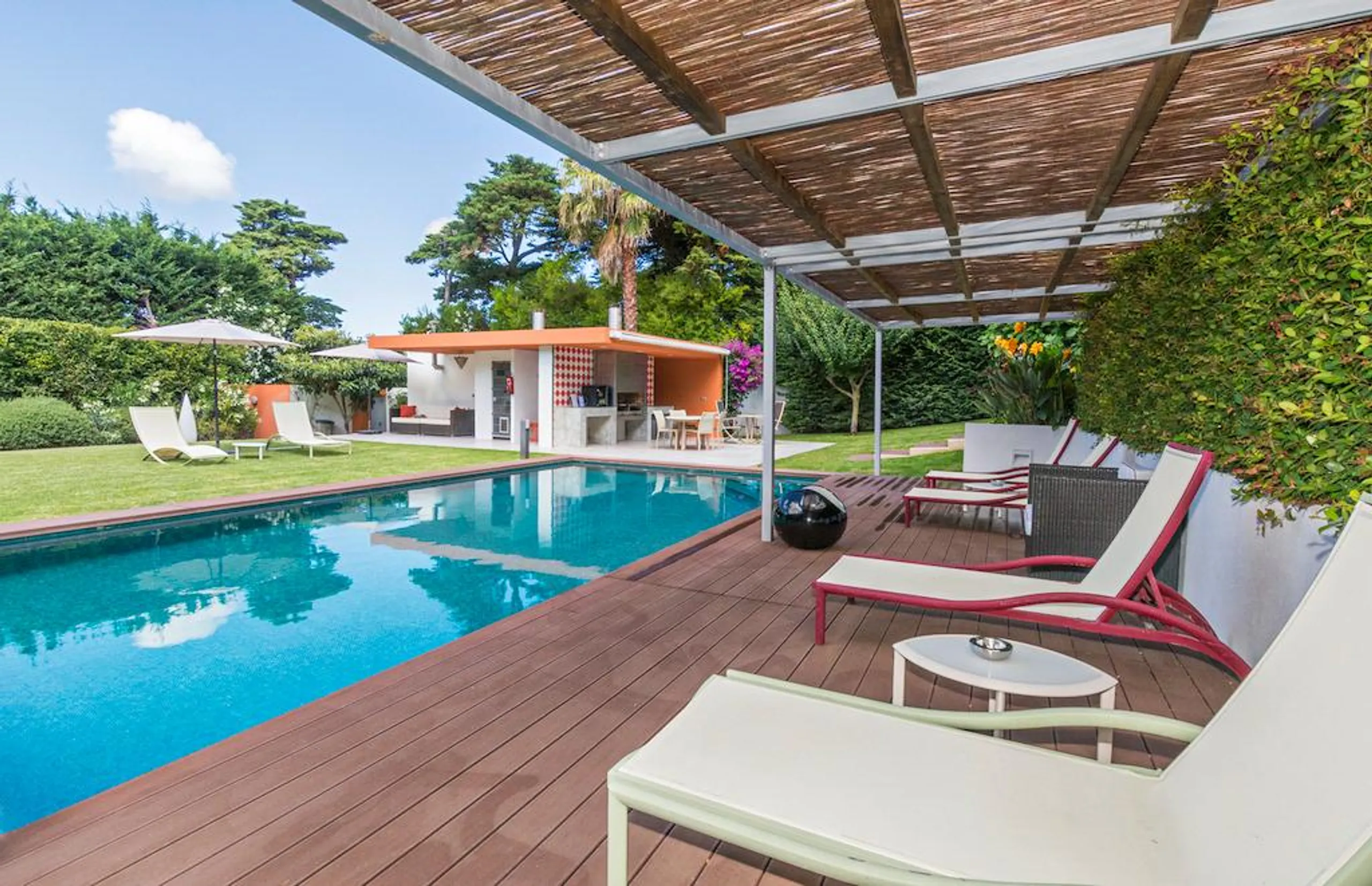 Plush and Inviting Villa with Private Pool and Gardens — photograph 4