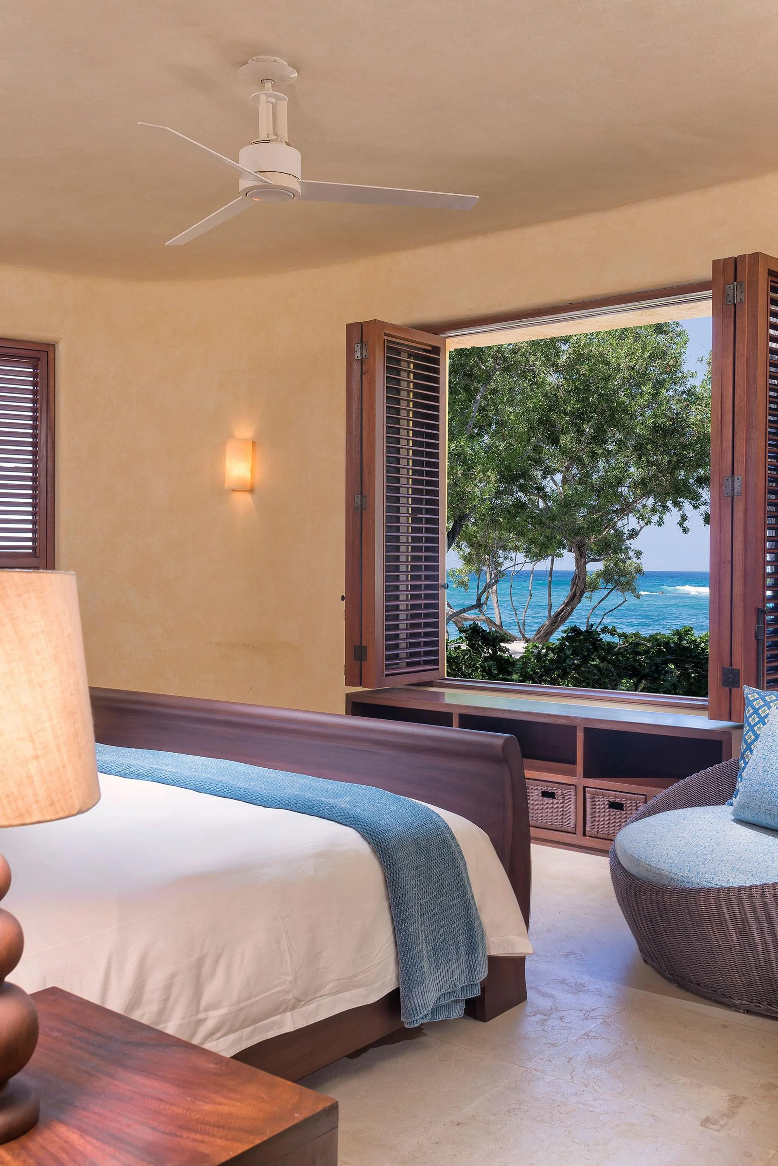 El Banco Beach Front Estate with Grand Infinity Pool and Panoramic Ocean Views — photograph 12