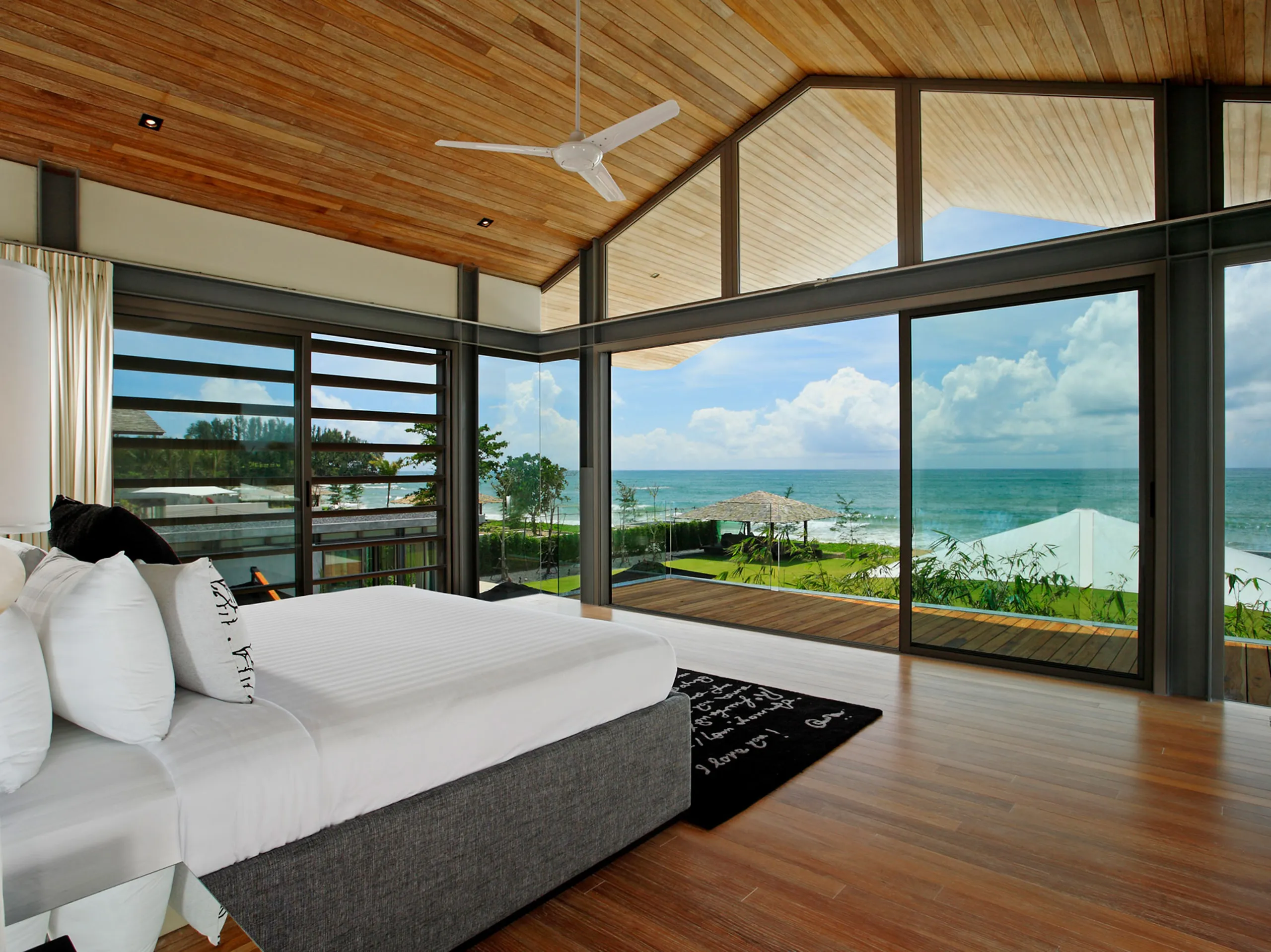 Sensational 6 BR Seaview Villa with Infinity Pool — photograph 8