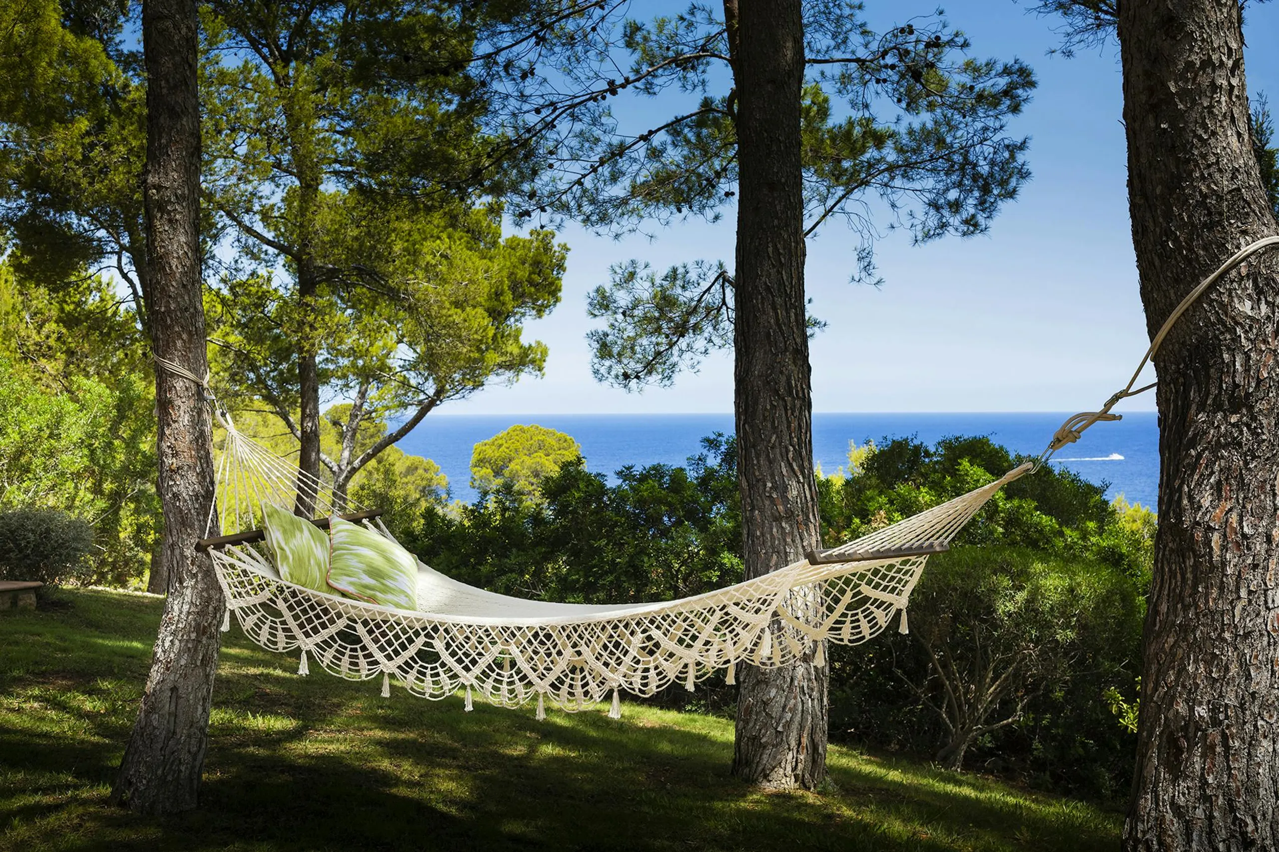 Alluring Spanish Villa with Private Pool and Garden Grounds — photograph 5