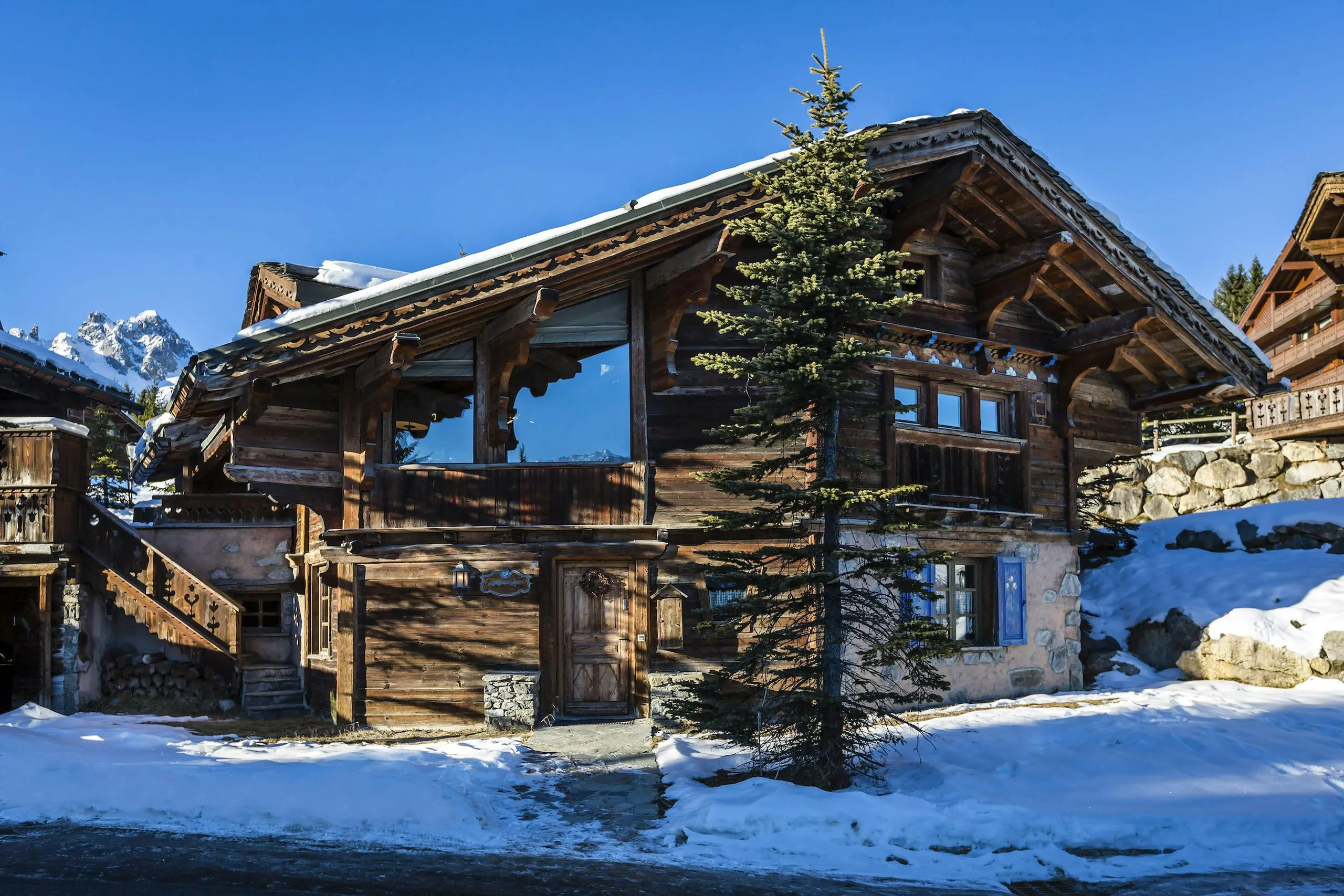 Beautiful Courchevel Chalet with Fireplace and Stunning Views, Courchevel 1850