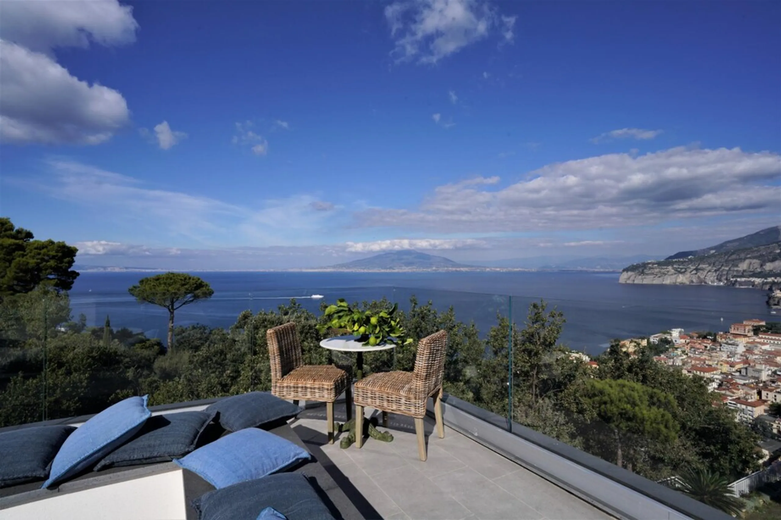 Majestic Seafront Villa with Heated Pool and English-Style Garden — photograph 4
