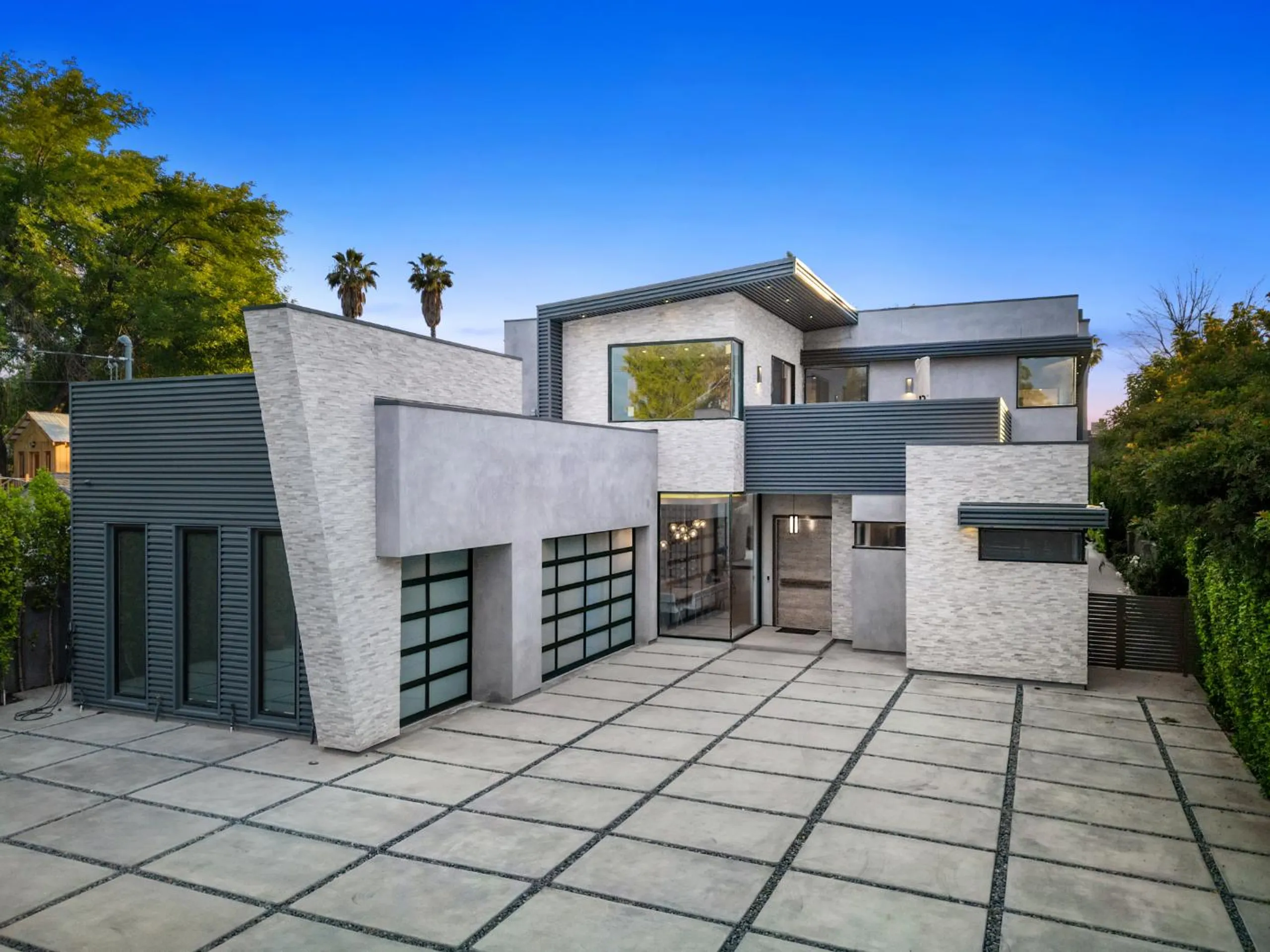 Modern Contemporary Villa with Private Pool and Luxury Lounge — photograph 3