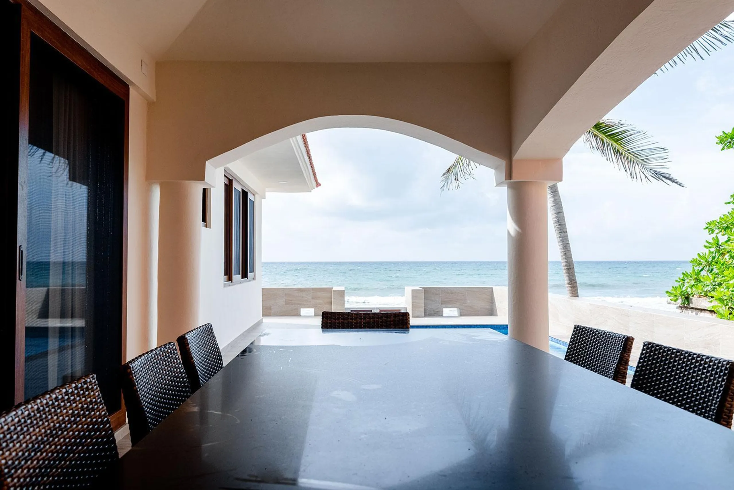 Luxury Beach Front Villa with Private Plunge Pool and Magnificent Ocean Views — photograph 11