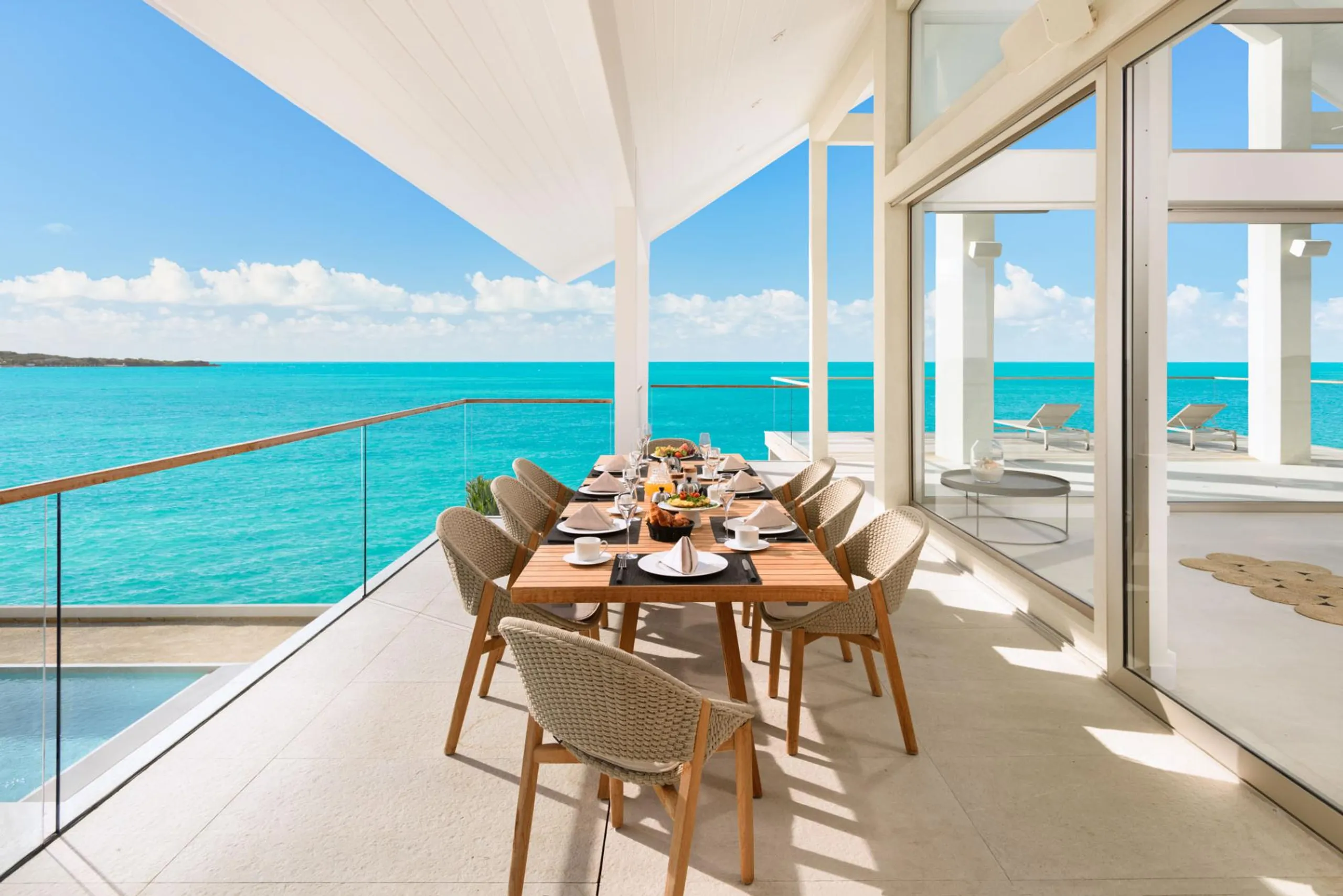 Exceptional Oceanfront Retreat with Infinity Pool and Landscaped Garden — photograph 3