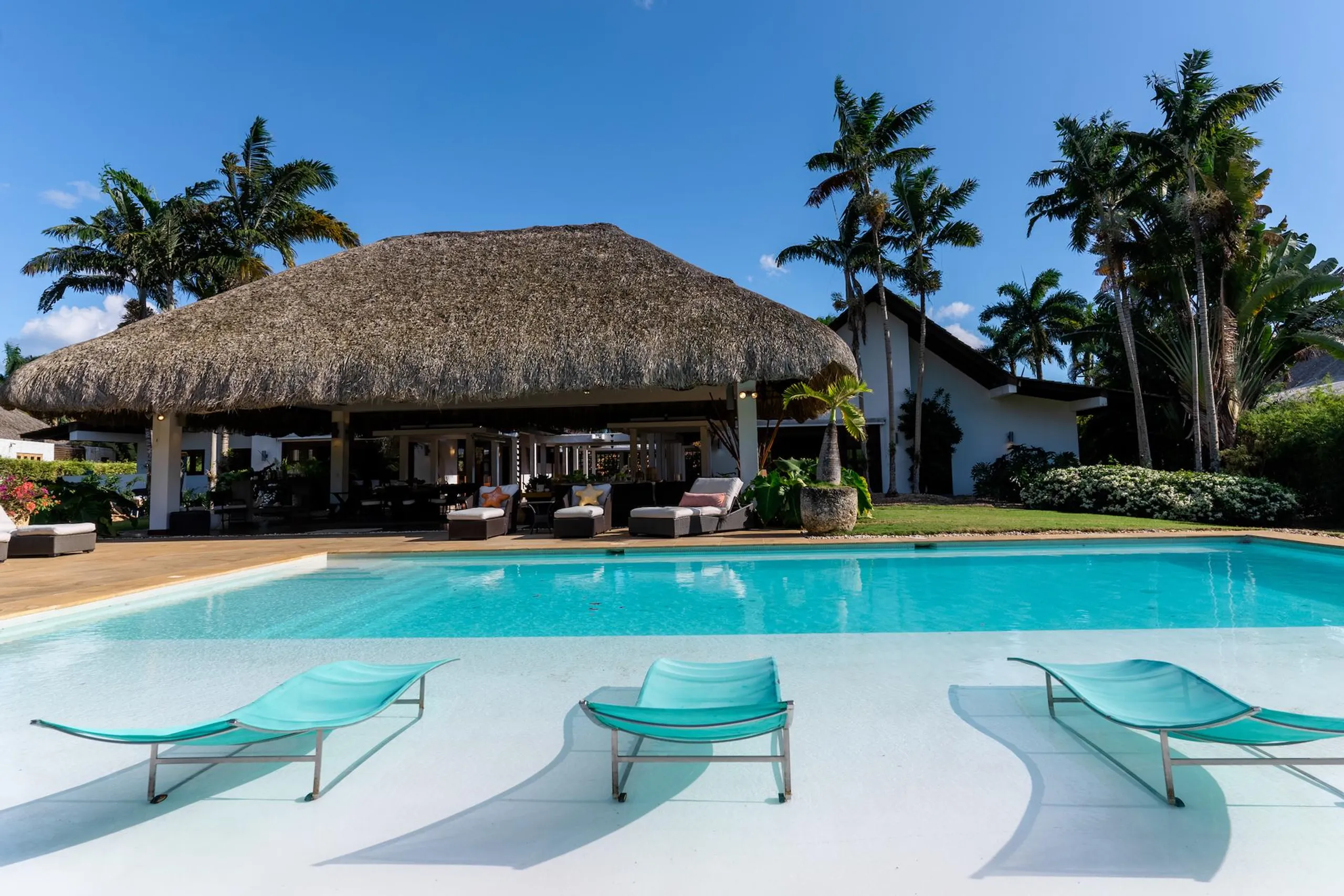 Deluxe Paradise in Minitas Beach with Private Pool and Heated Jacuzzi — photograph 2