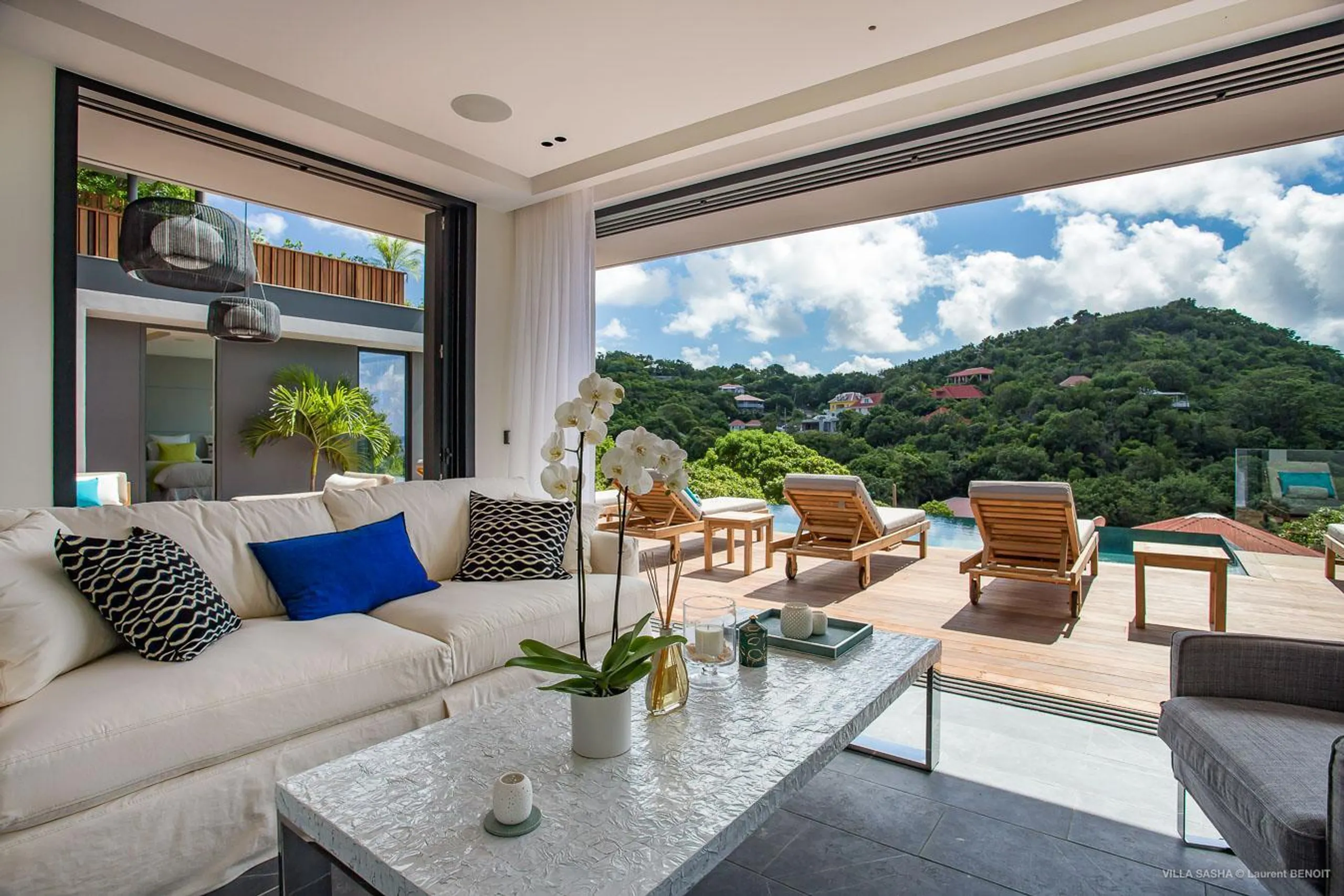 Stylish Oceanside Estate with Infinity Pool and Walks to Beach — photograph 4