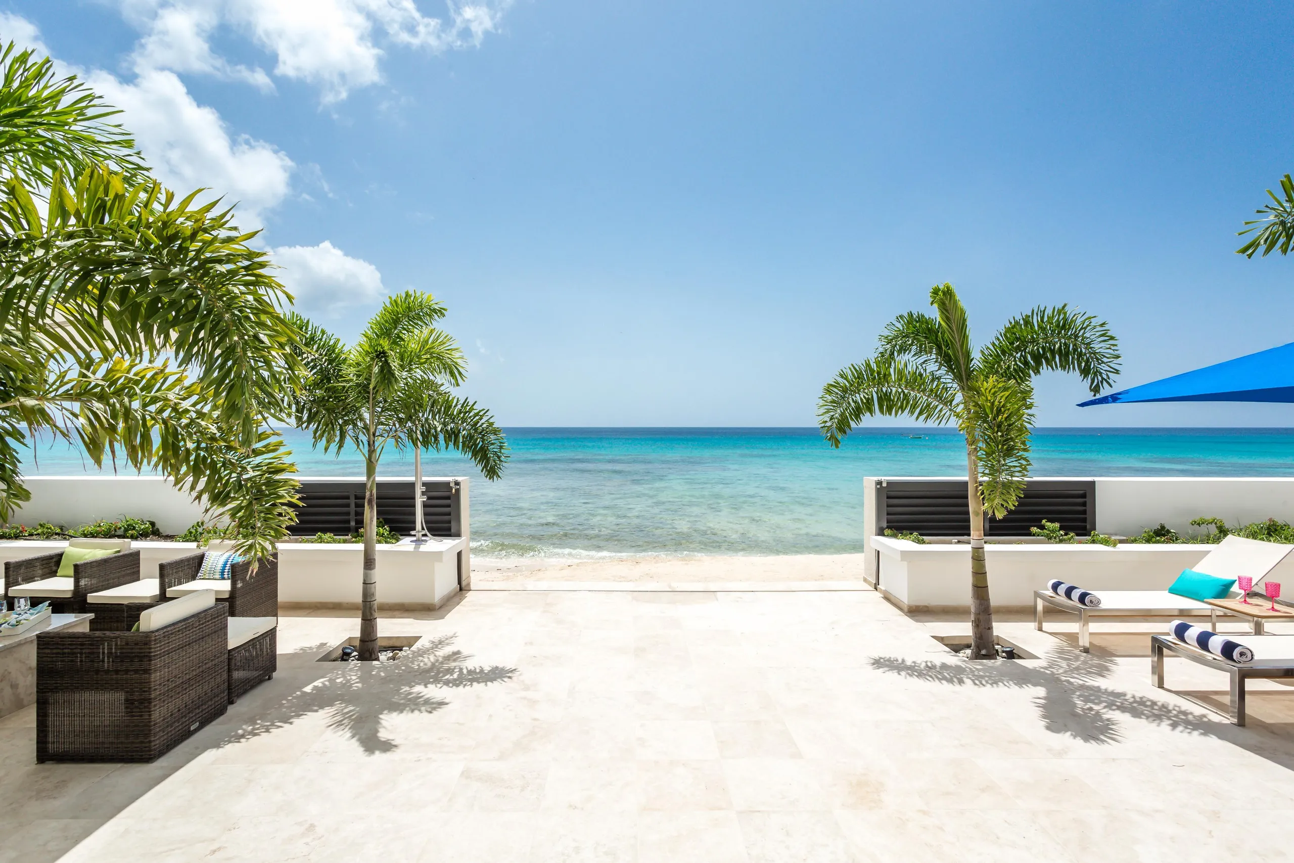 Modern Contemporary Luxe Villa with Private Pool and Direct Beach Access — photograph 4