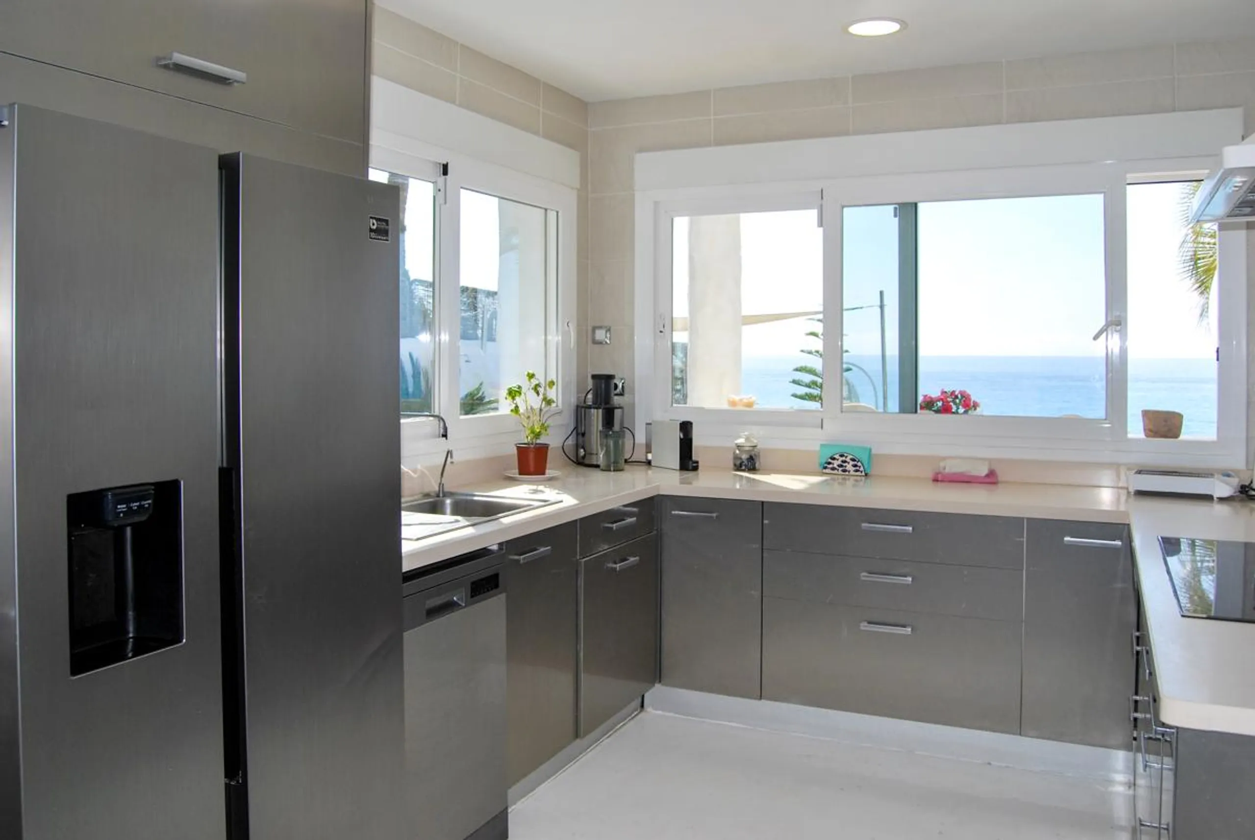 Clifftop Luxury Villa with Infinity Pool and Breathtaking Sea Views in Villajoyosa — photograph 12
