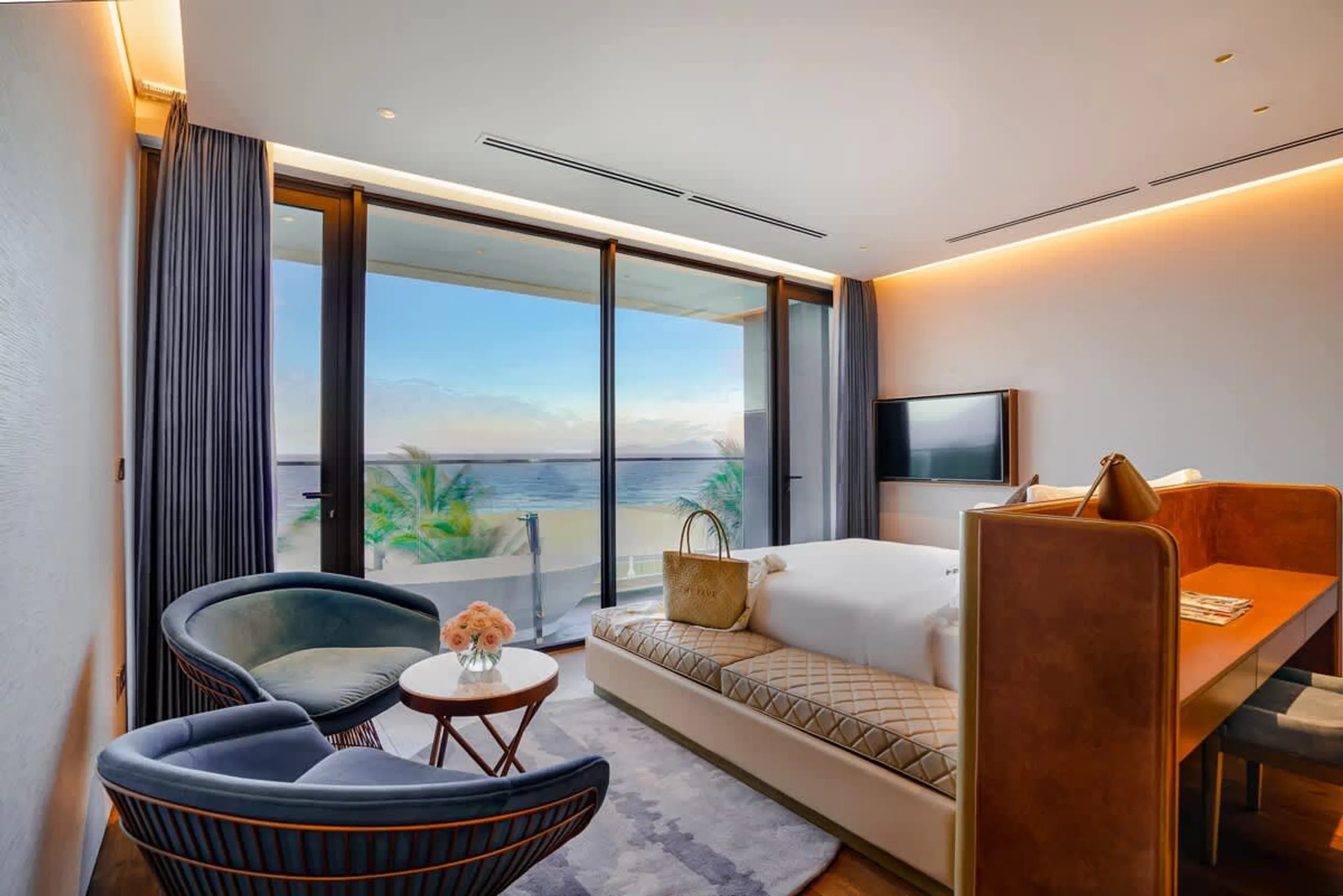 Lavish 6-Bedroom Villa with Pool and Stunning Beach Access — photograph 9