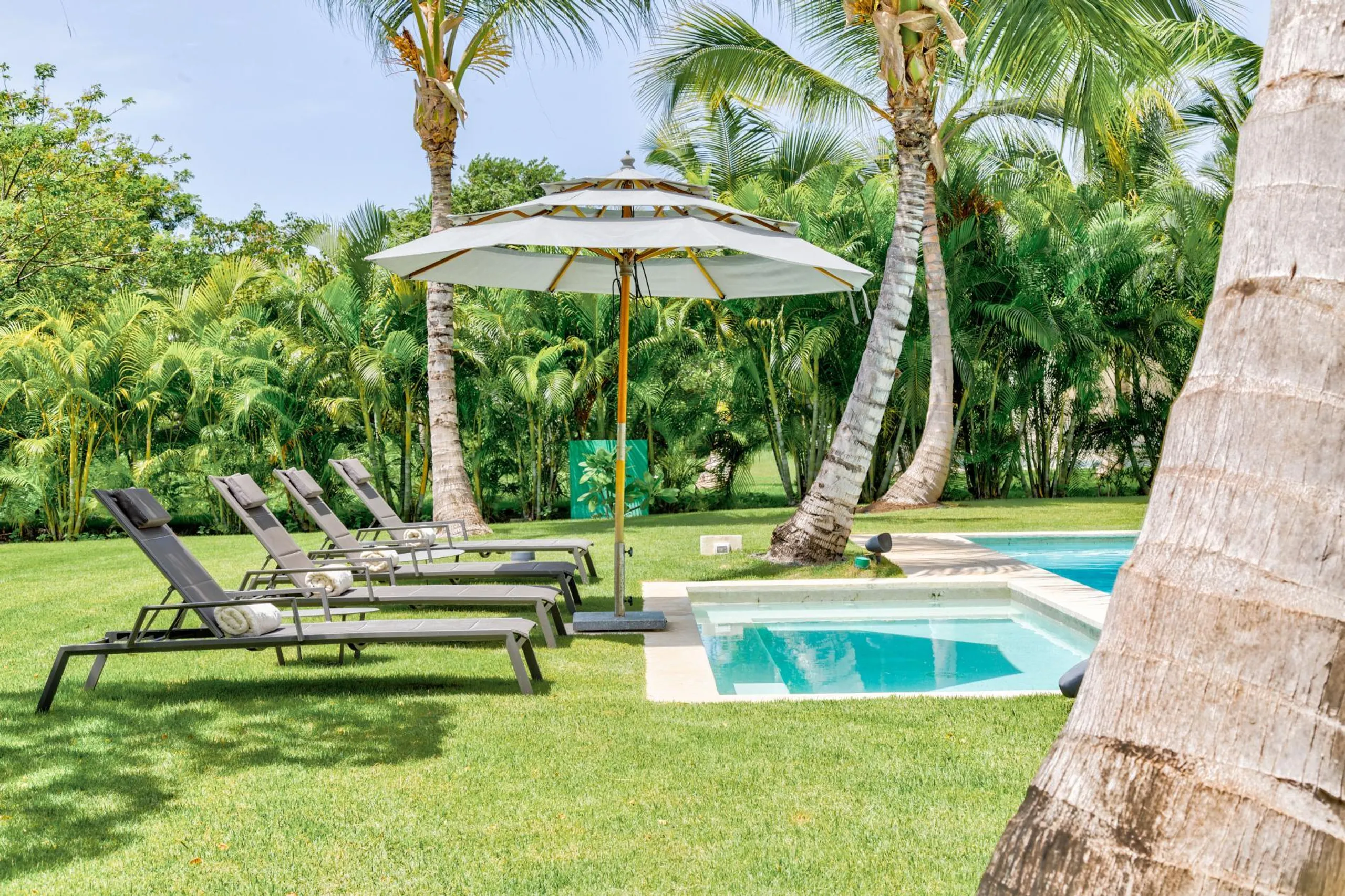 Tranquil 5-Bedroom Villa with Private Pool, Jacuzzi, and Golf Access — photograph 8
