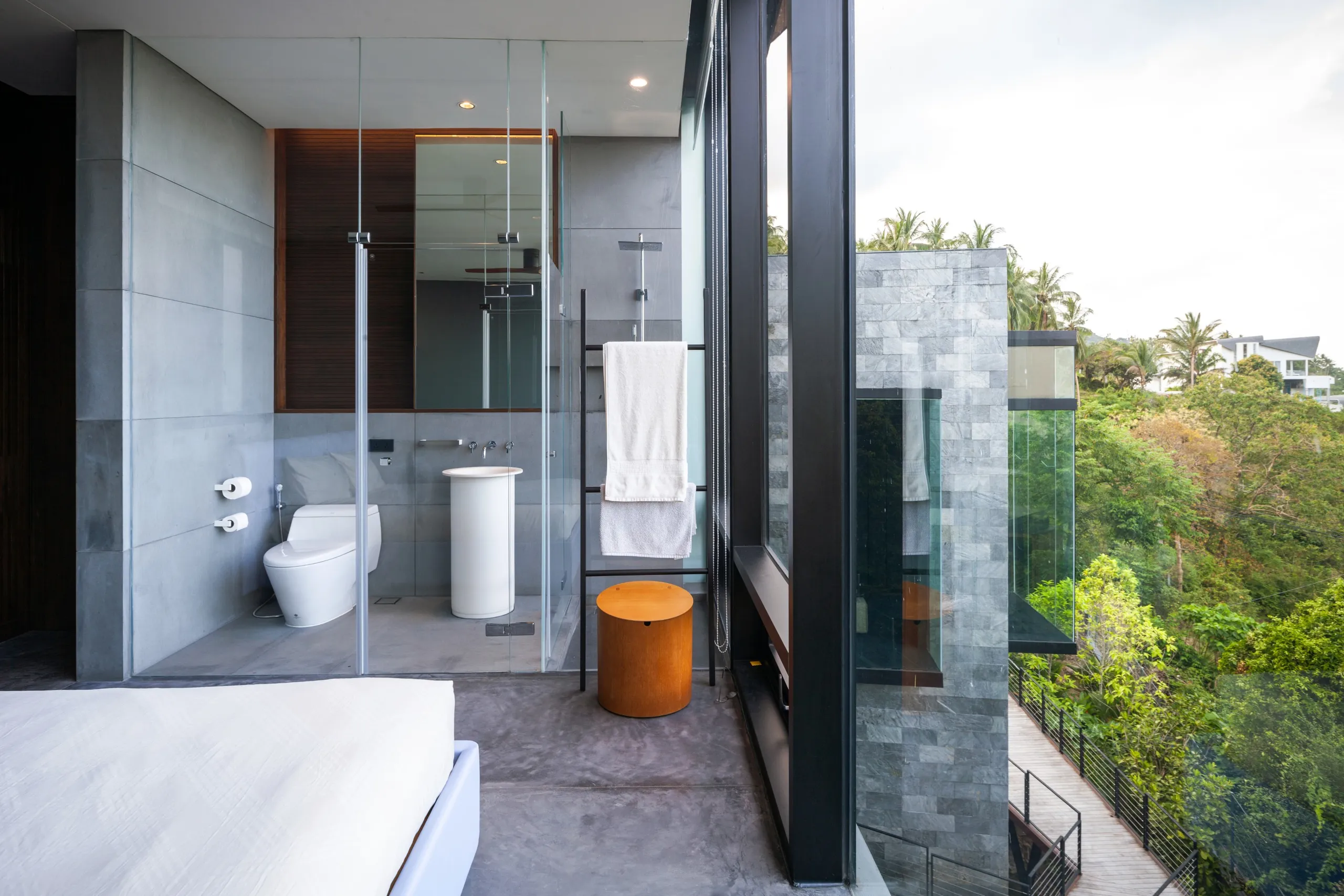 Modern Tropical Villa with 17-Meter Saltwater Infinity Pool and Panoramic Background — photograph 10