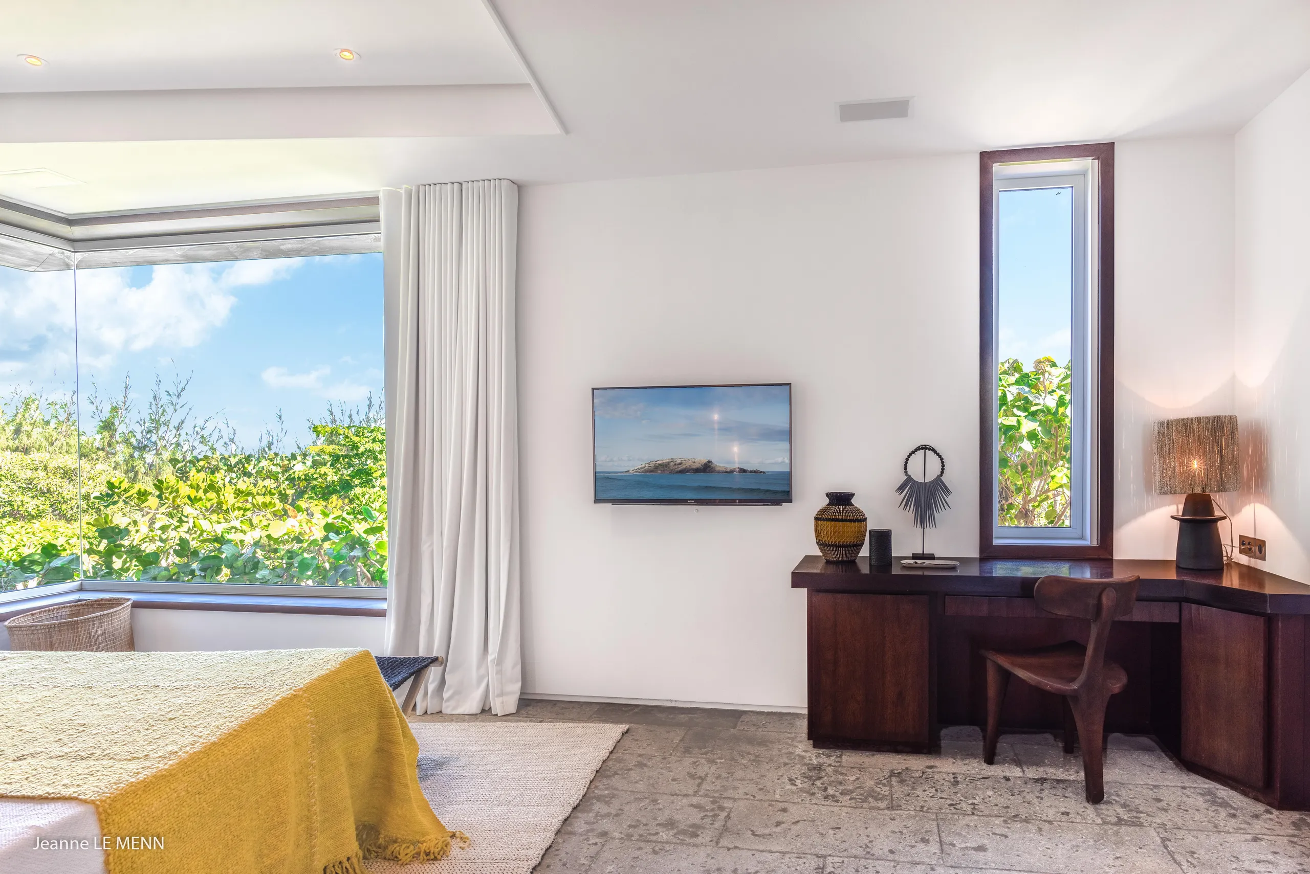 Breathtaking Oceanside Villa with Infinity Pool and Fitness Room — photograph 11