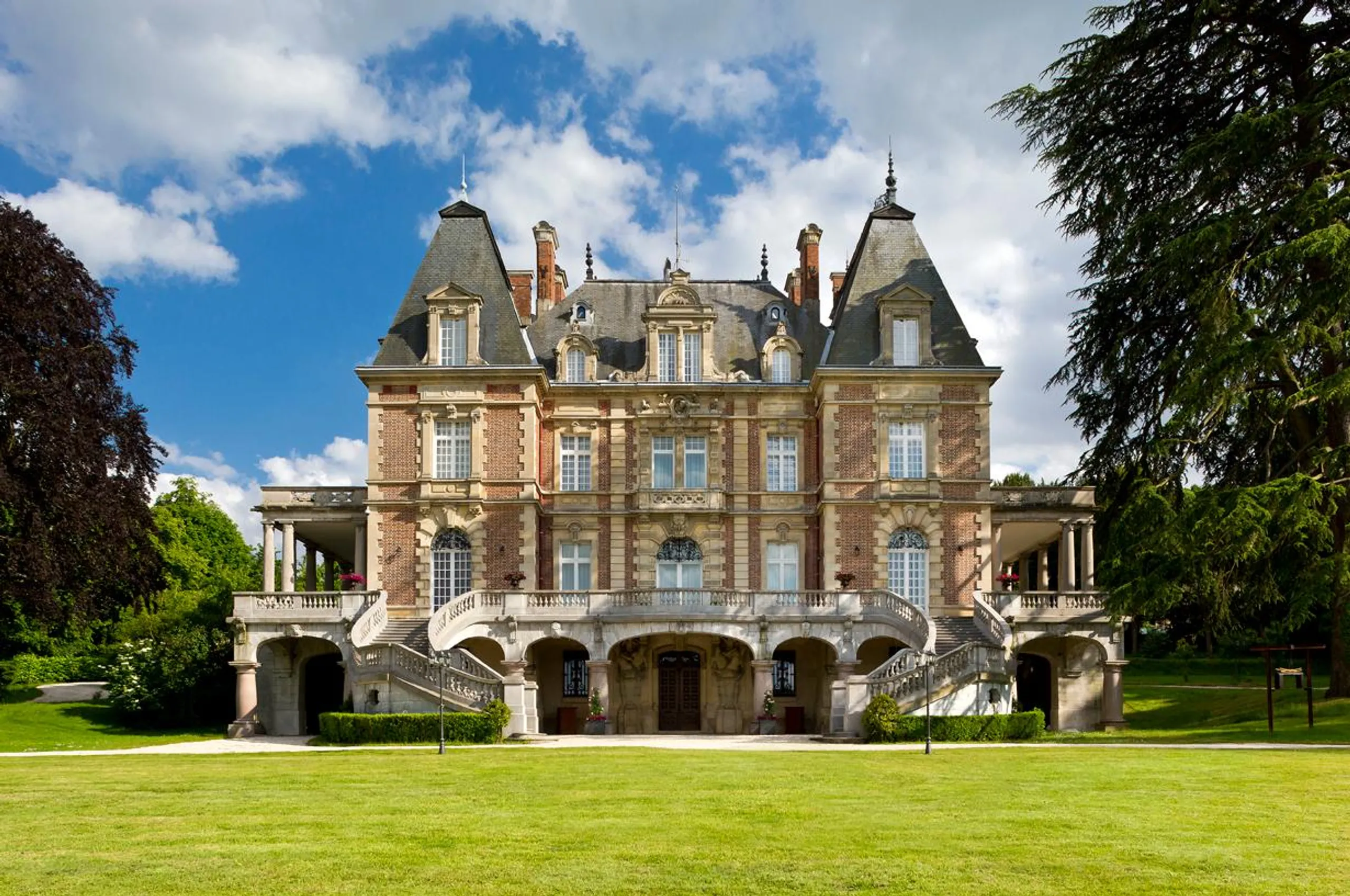 Unveiling Elegance  Retreat with 5 Suites and Breathtaking Garden — photograph 5