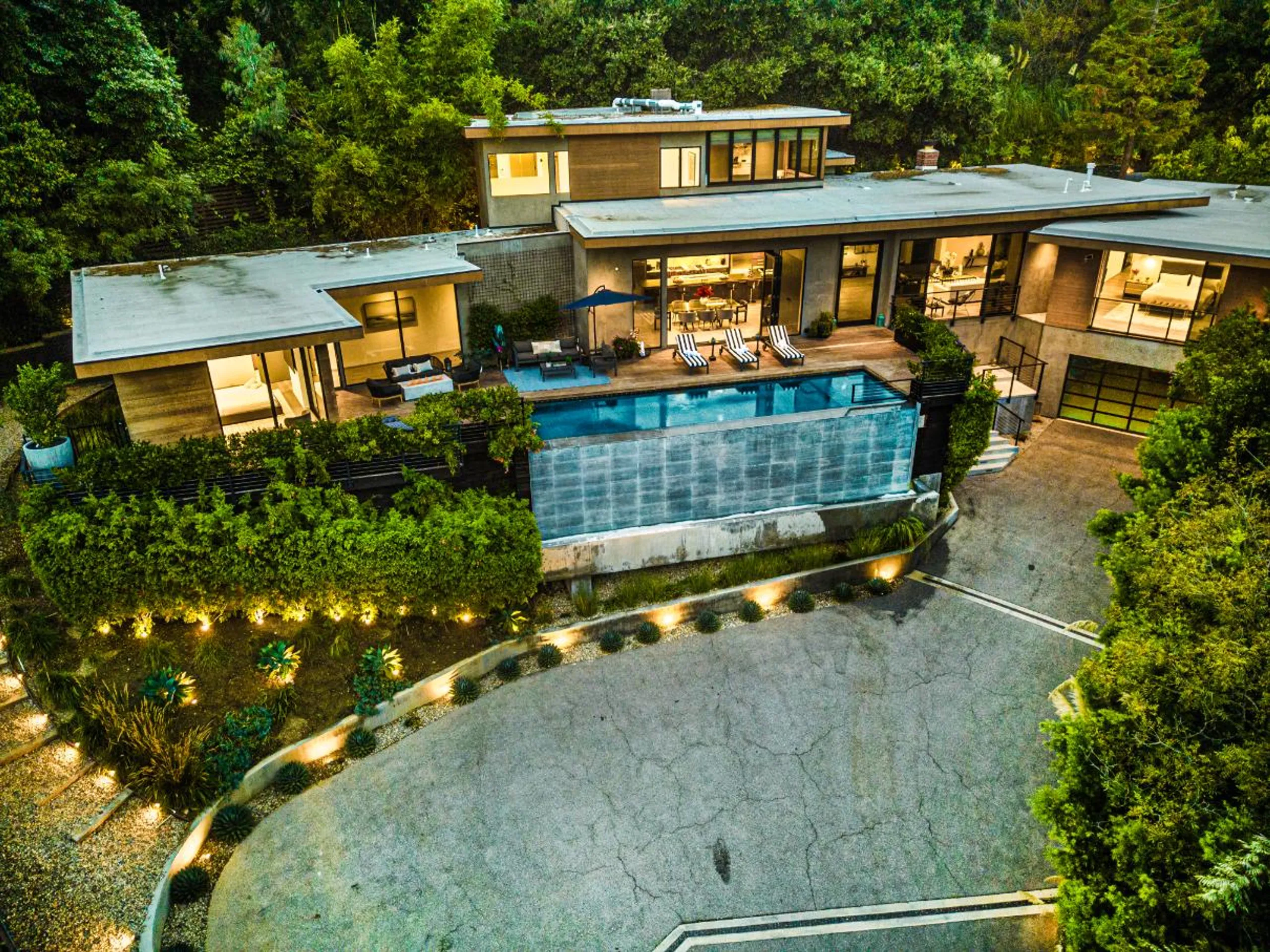 Gorgeous Beverly Hillside Retreat with Infinity Pool and Views — photograph 4