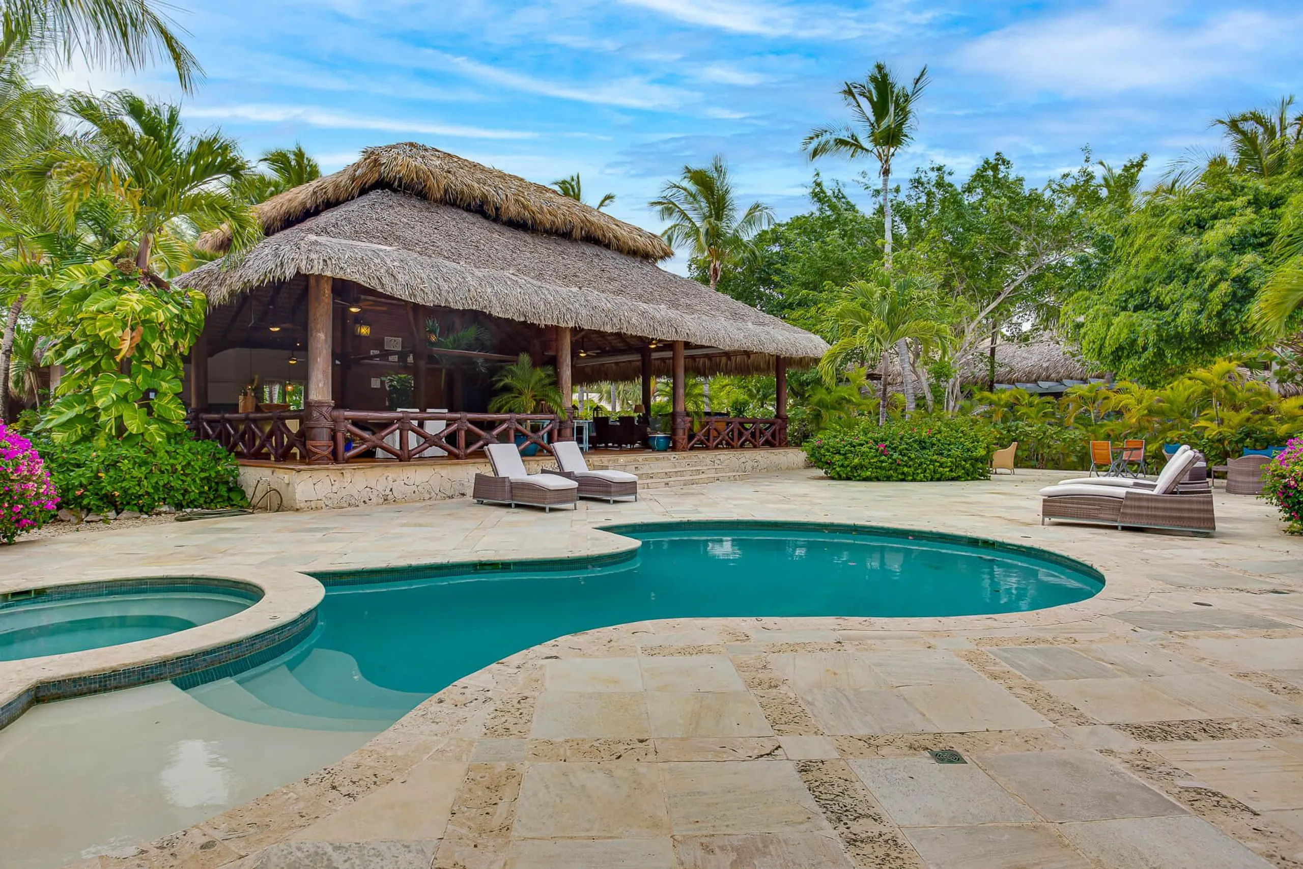Refined Boutique Villa with Pool, Golf Views, and Beach Club Acces — photograph 3