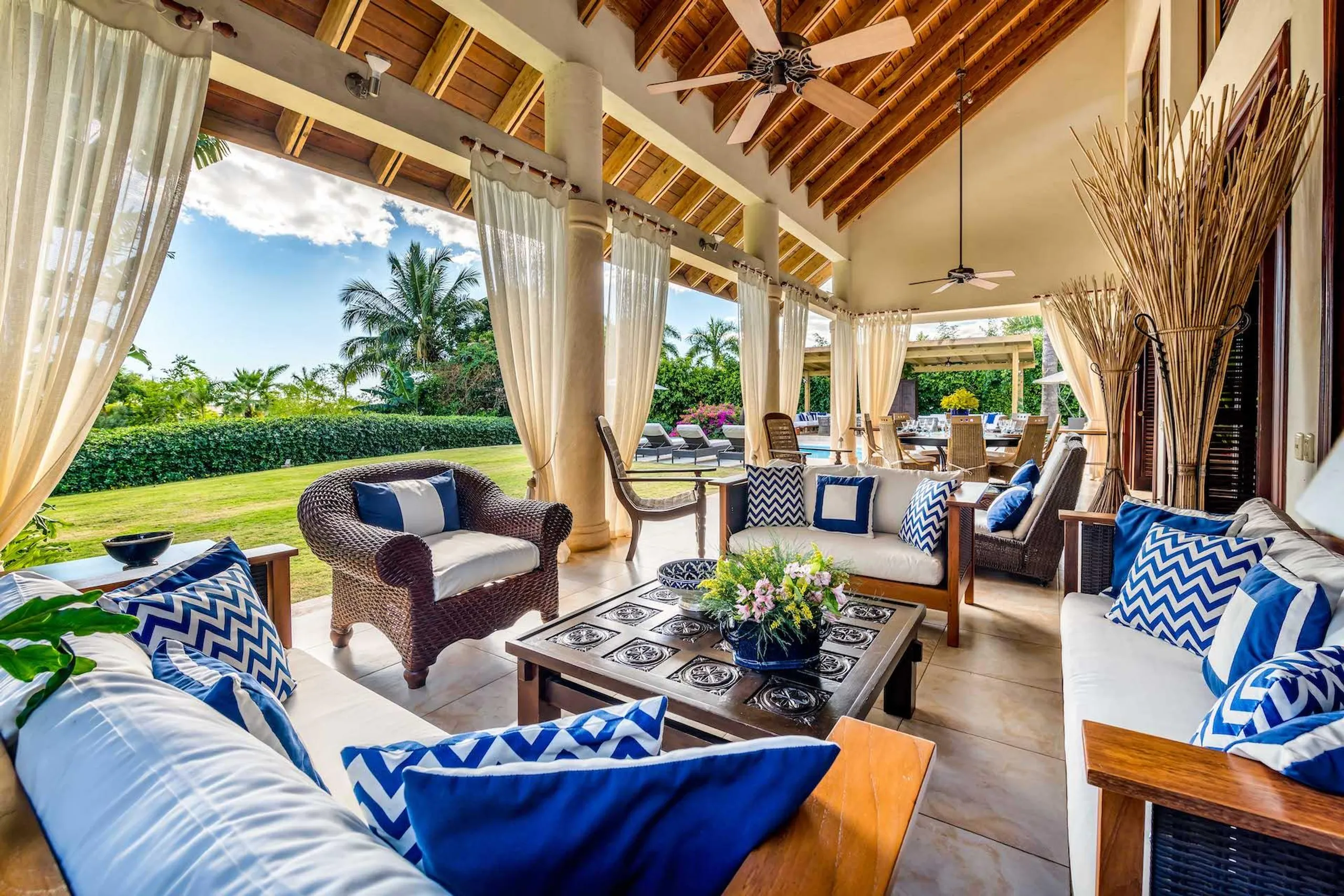 Plush and Inviting 6BR Villa with Private Pool and Relaxing Terrace — photograph 3