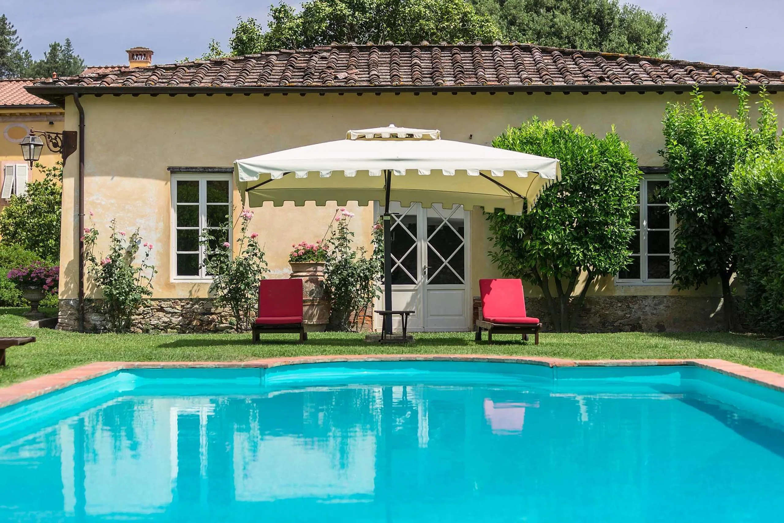 Elegant Hillside Villa With Panoramic Views — photograph 3