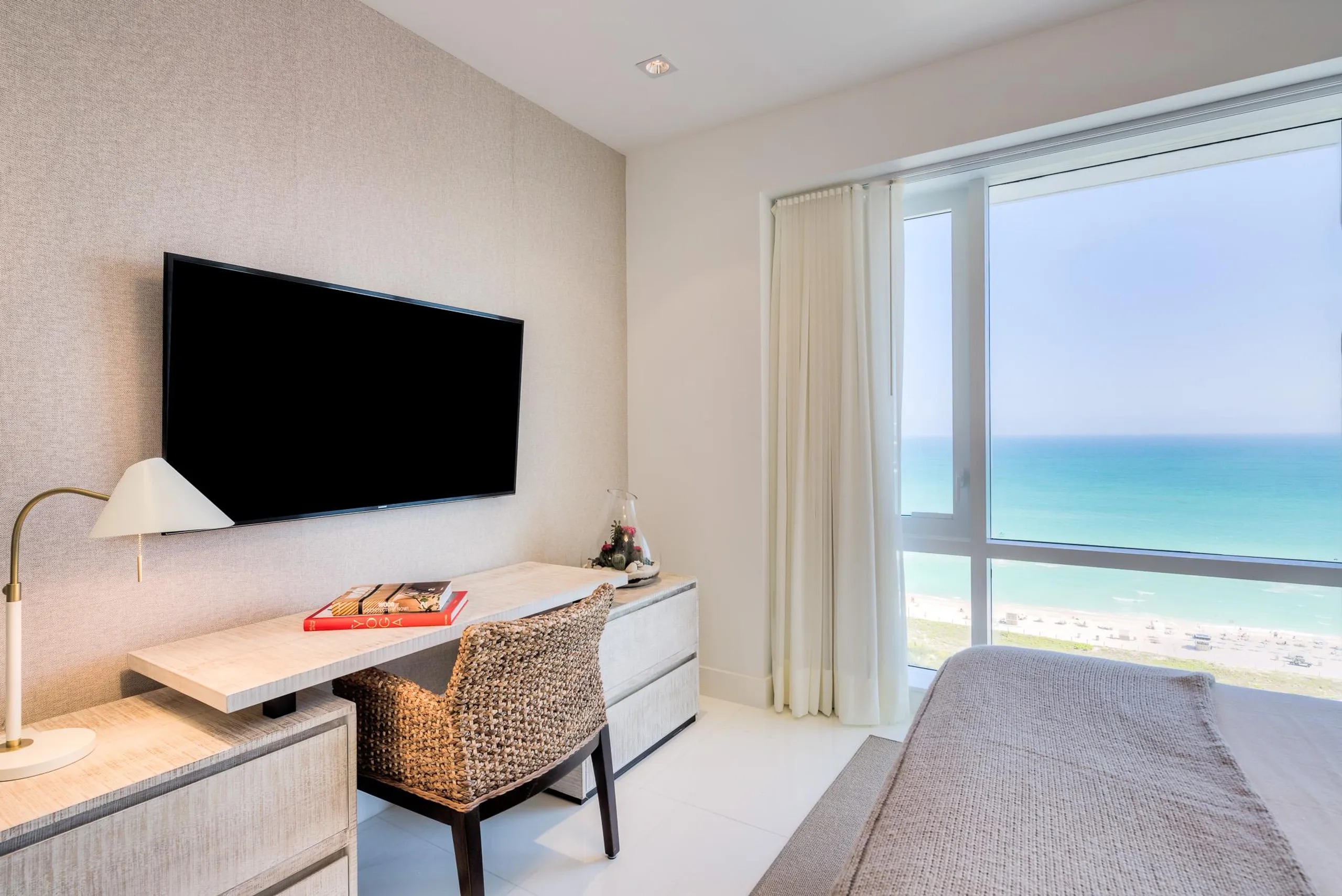 Luxury Miami Penthouse with Ocean Views at Every Angle — photograph 12