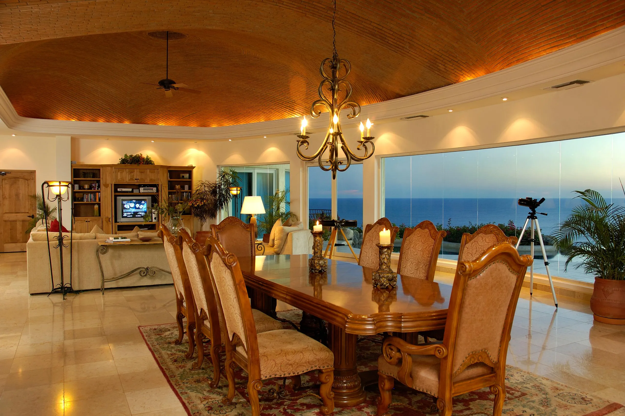 Classic Eight Bedroom Villa with Private Infinity Pool and Panoramic Pacific Views — photograph 5