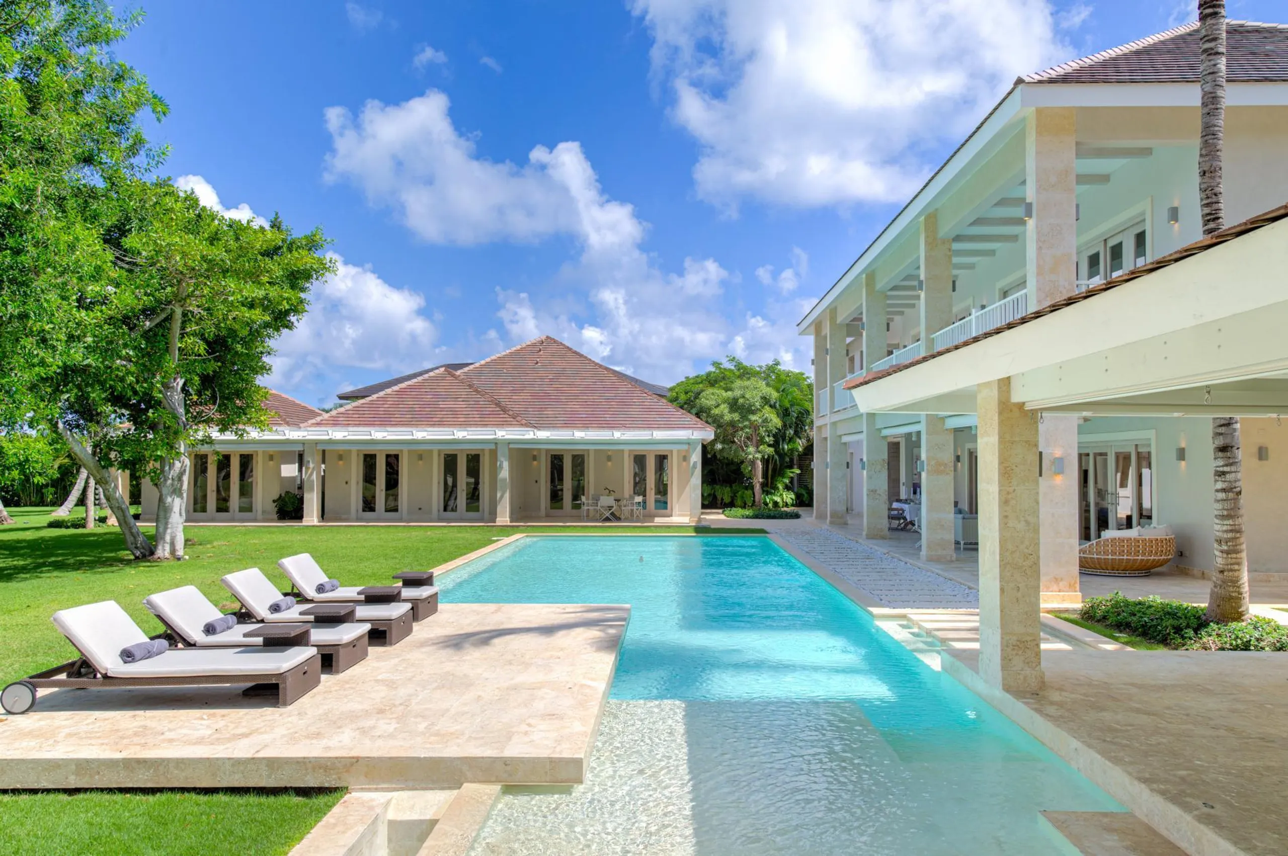 Gorgeous 6-Bedroom Villa with Private Pool Golf Course Views and Stunning Outdoor Spaces — photograph 2